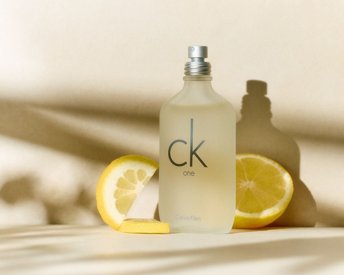 Ecco CK One di Calvin Klein, una fragranza fresca e agrumata presentata in un flacone di vetro opaco con note di limone.