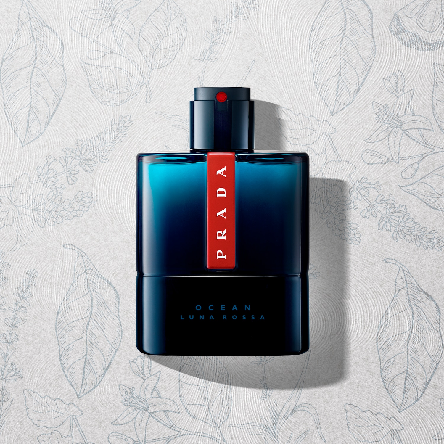 Butelka perfum Prada Luna Rossa Ocean ma elegancki, ciemnoniebieski odcień, z czerwonym akcentem z logo Prada, co nadaje jej nowoczesny i wyrafinowany wygląd.