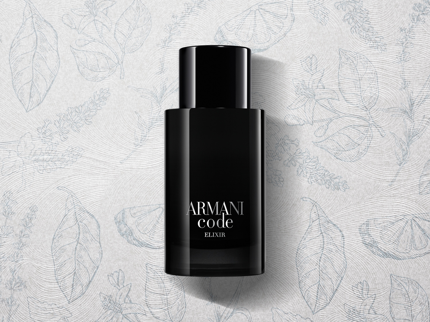 Czarna, błyszcząca butelka perfum Armani Code Elixir na tle z delikatnym wzorem liści i cytrusów.