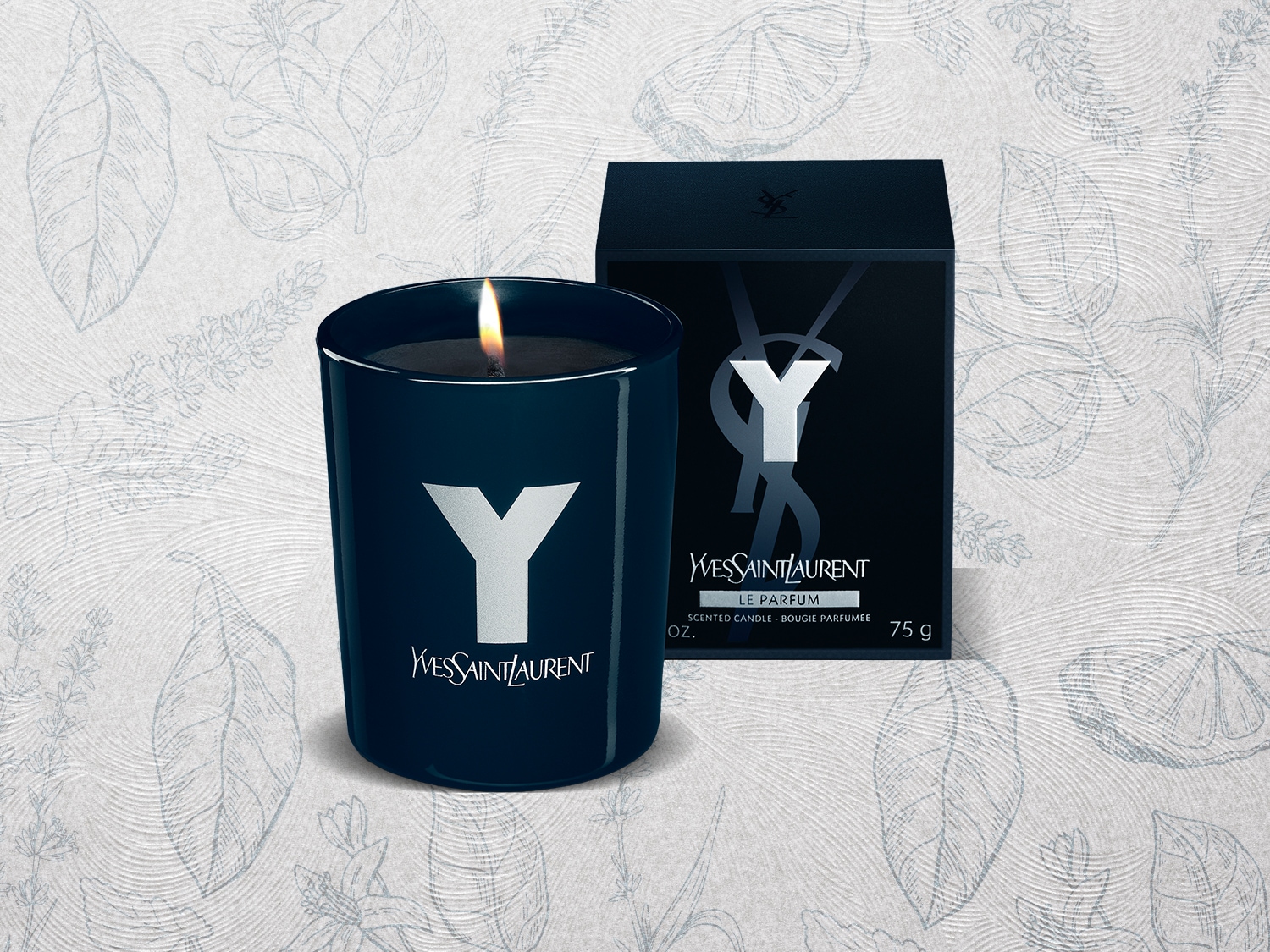 Świeca zapachowa Yves Saint Laurent Le Parfum w granatowym szkle z logo YSL, obok pudełko w tym samym kolorze.