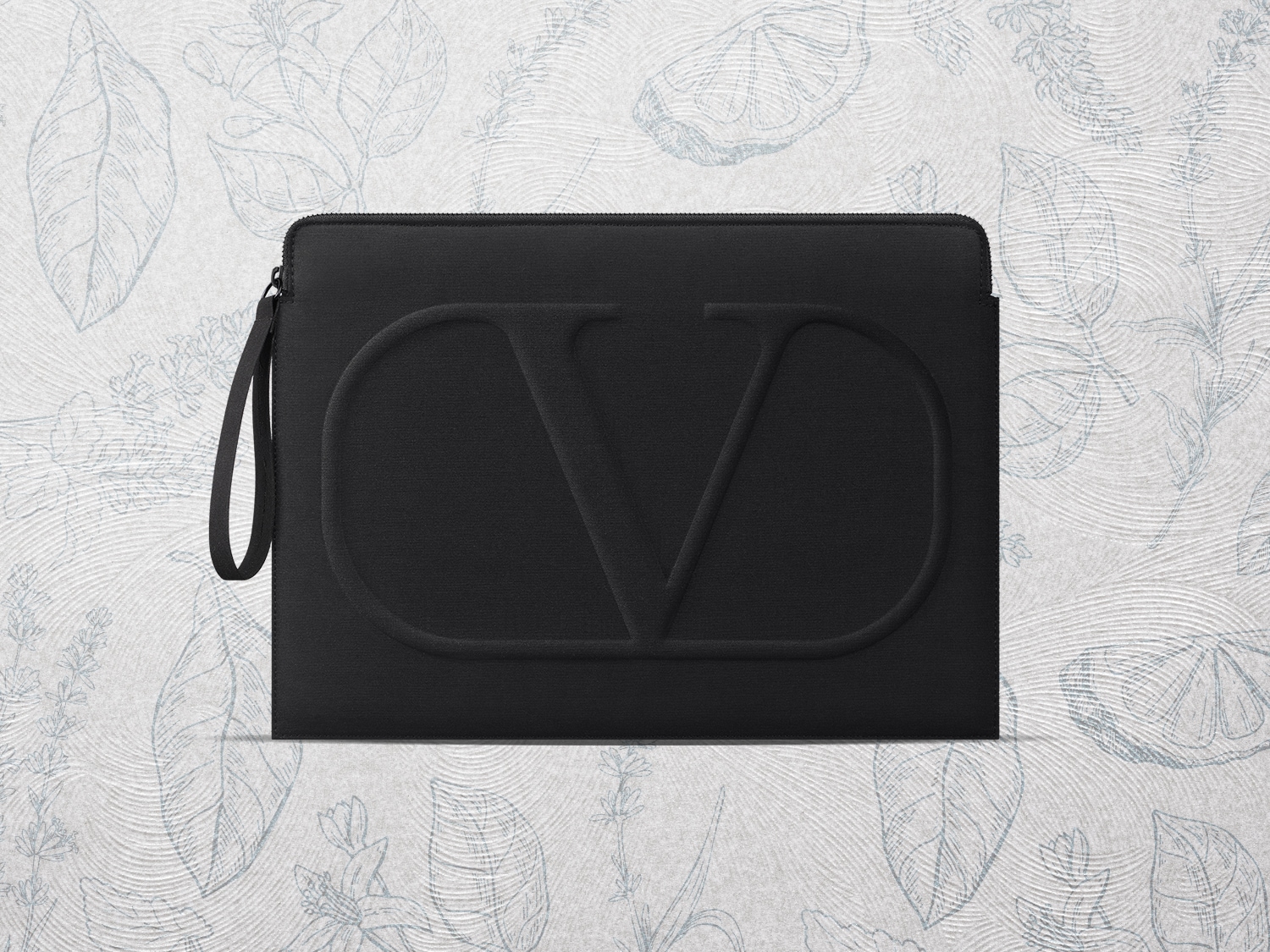 Czarna kosmetyczka z wytłoczonym logo Valentino, idealna do przechowywania niezbędnych kosmetyków i akcesoriów.