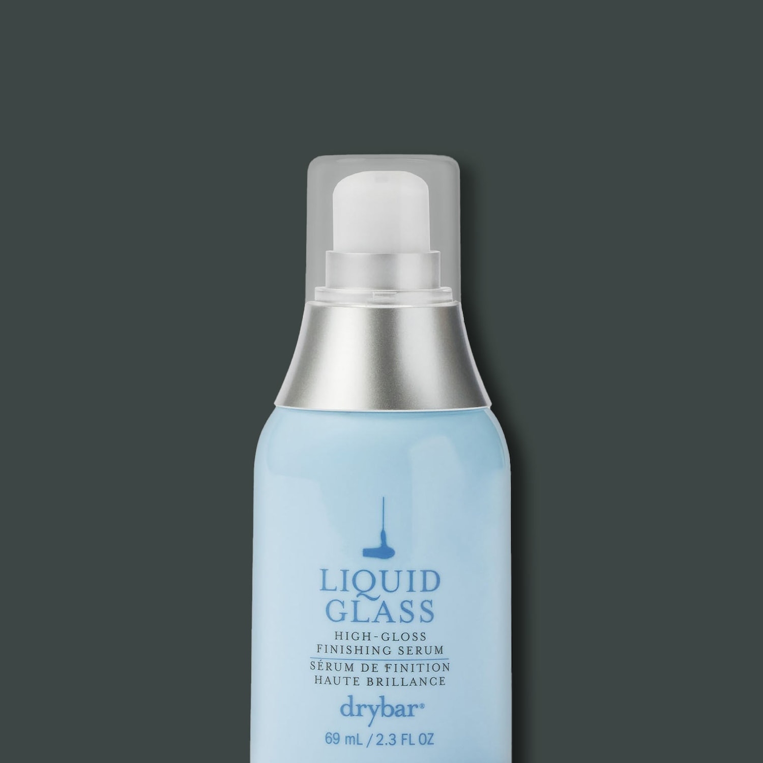 A Drybar Liquid Glass High-Gloss Finishing Serum világoskék palackban, ezüstös kupakkal és átlátszó fedéllel, amely ragyogó és sima finist biztosít a hajnak.