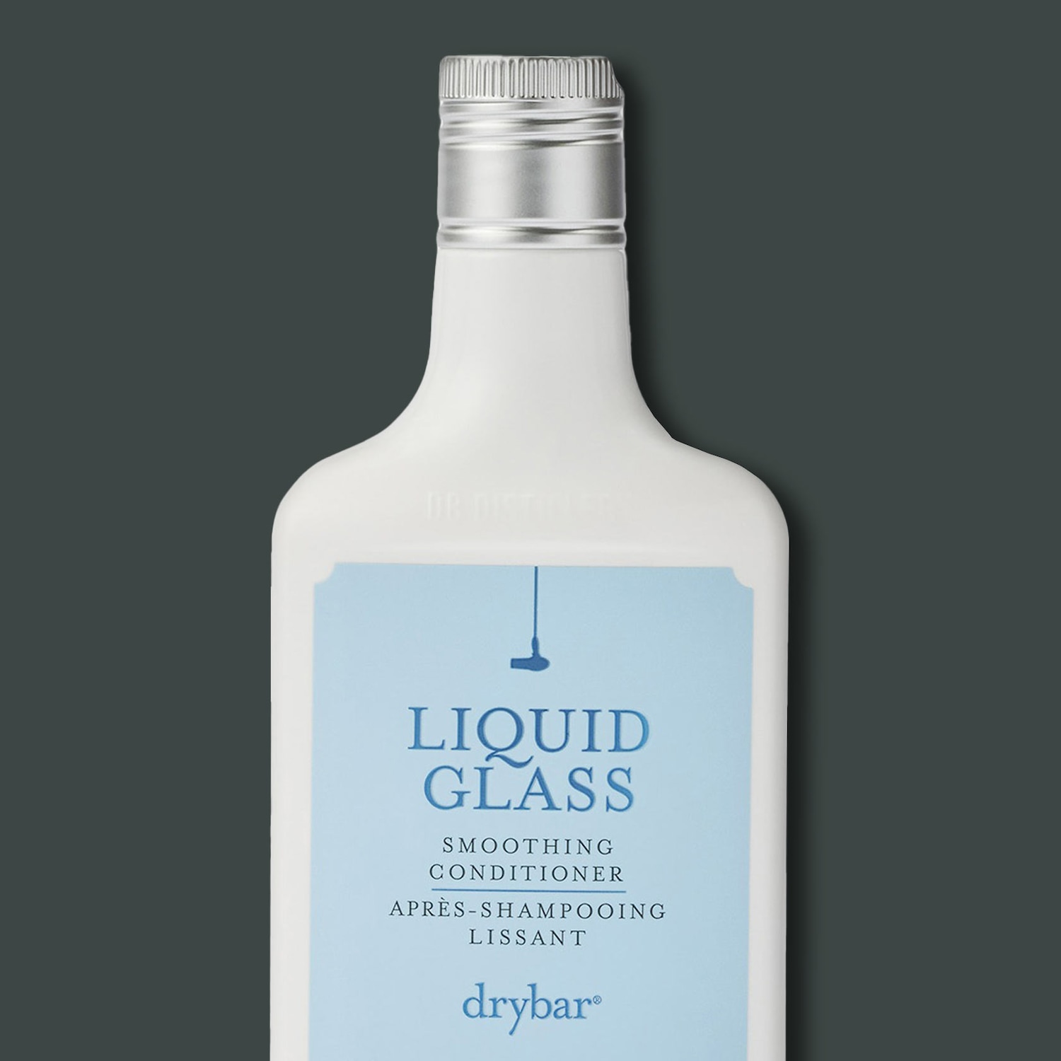 Fehér Drybar Liquid Glass simító kondicionáló ezüst kupakkal, amely simává és fényessé varázsolja a hajat.