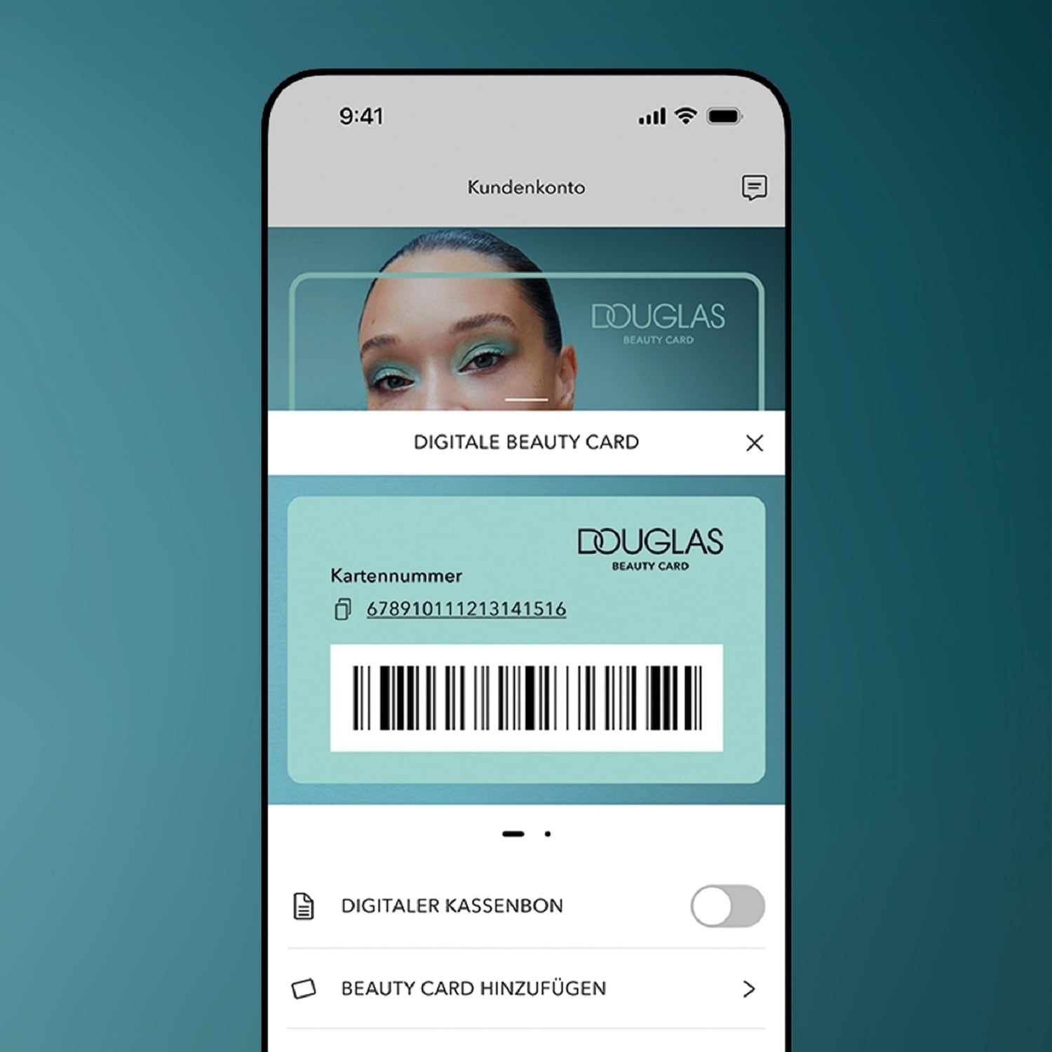 Auf dem Smartphone wird die digitale Douglas Beauty Card mit Kartennummer und Barcode angezeigt.
