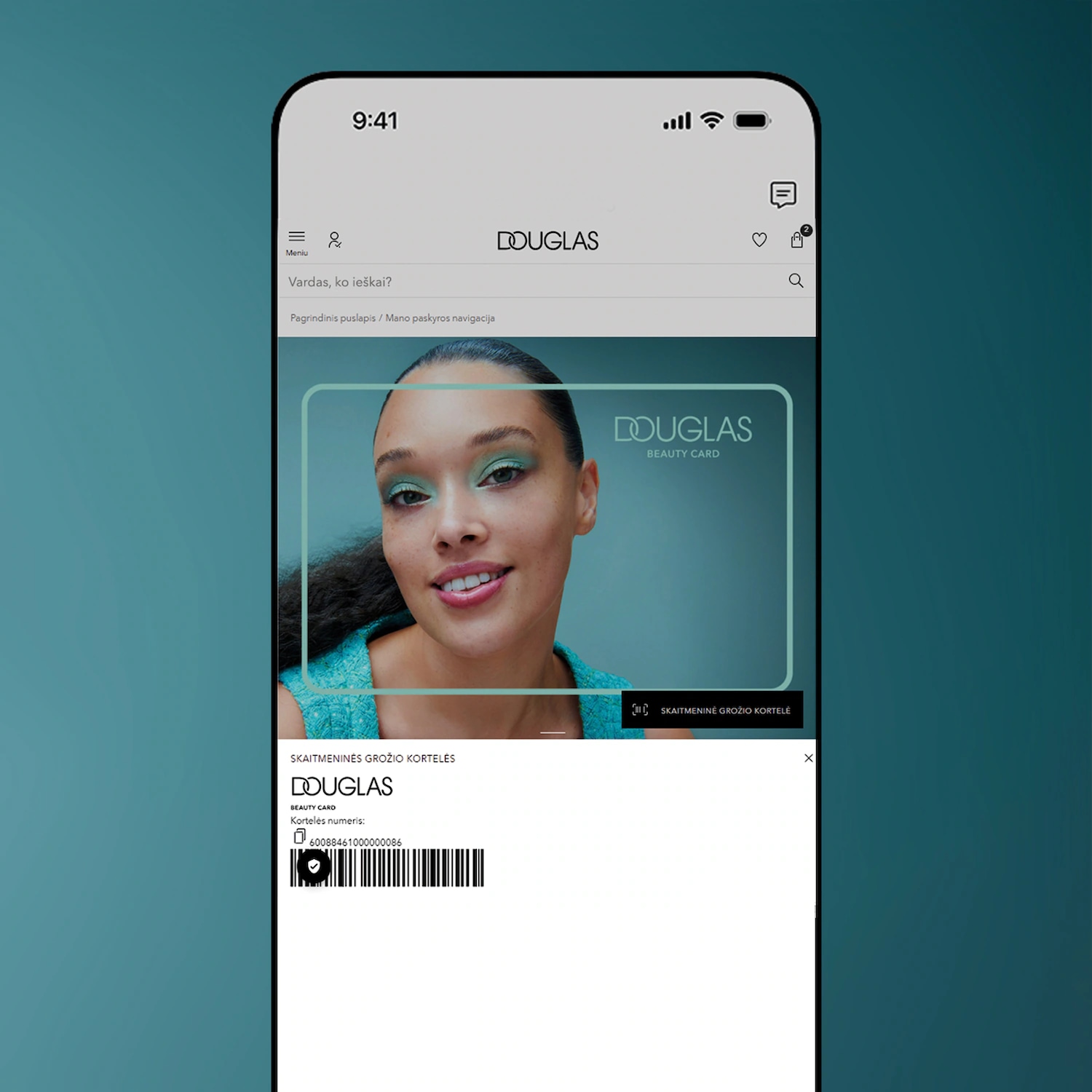 Mobiliojo telefono ekrane rodoma „Douglas“ grožio kortelė su moters, pasidariusios makiažą, nuotrauka.