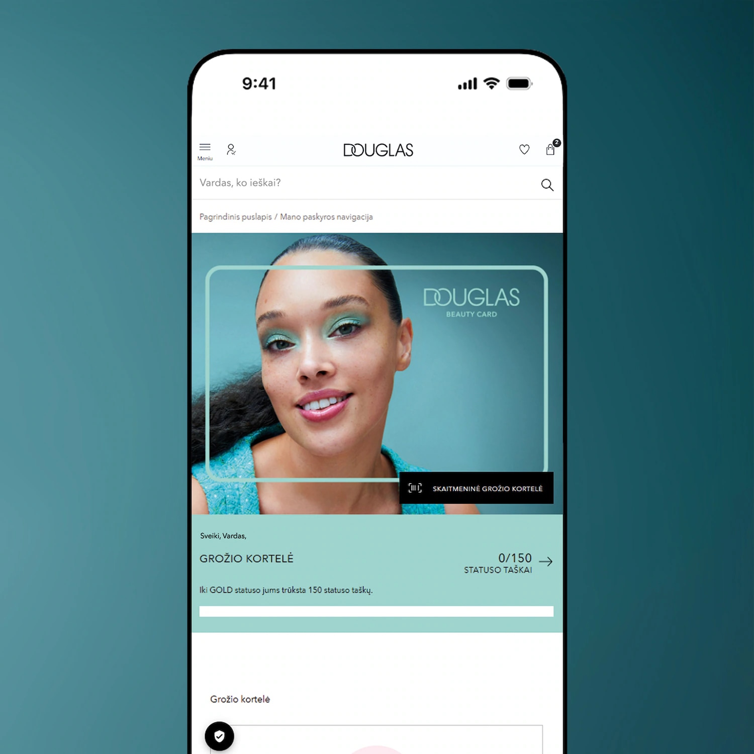 Mobiliojo telefono ekrane matomas „Douglas“ programėlės grožio kortelės vaizdas su moterimi, pasidariusia žalią akių makiažą, ir informacija apie statuso taškus.