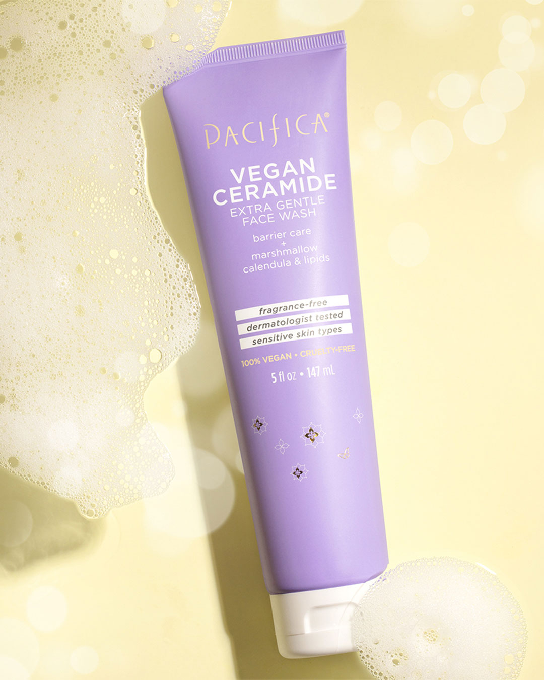 Voici un tube violet de nettoyant visage doux végane à la céramide de Pacifica, enrichi de guimauve, de calendula et de lipides pour les peaux sensibles, sans parfum et testé par des dermatologues.