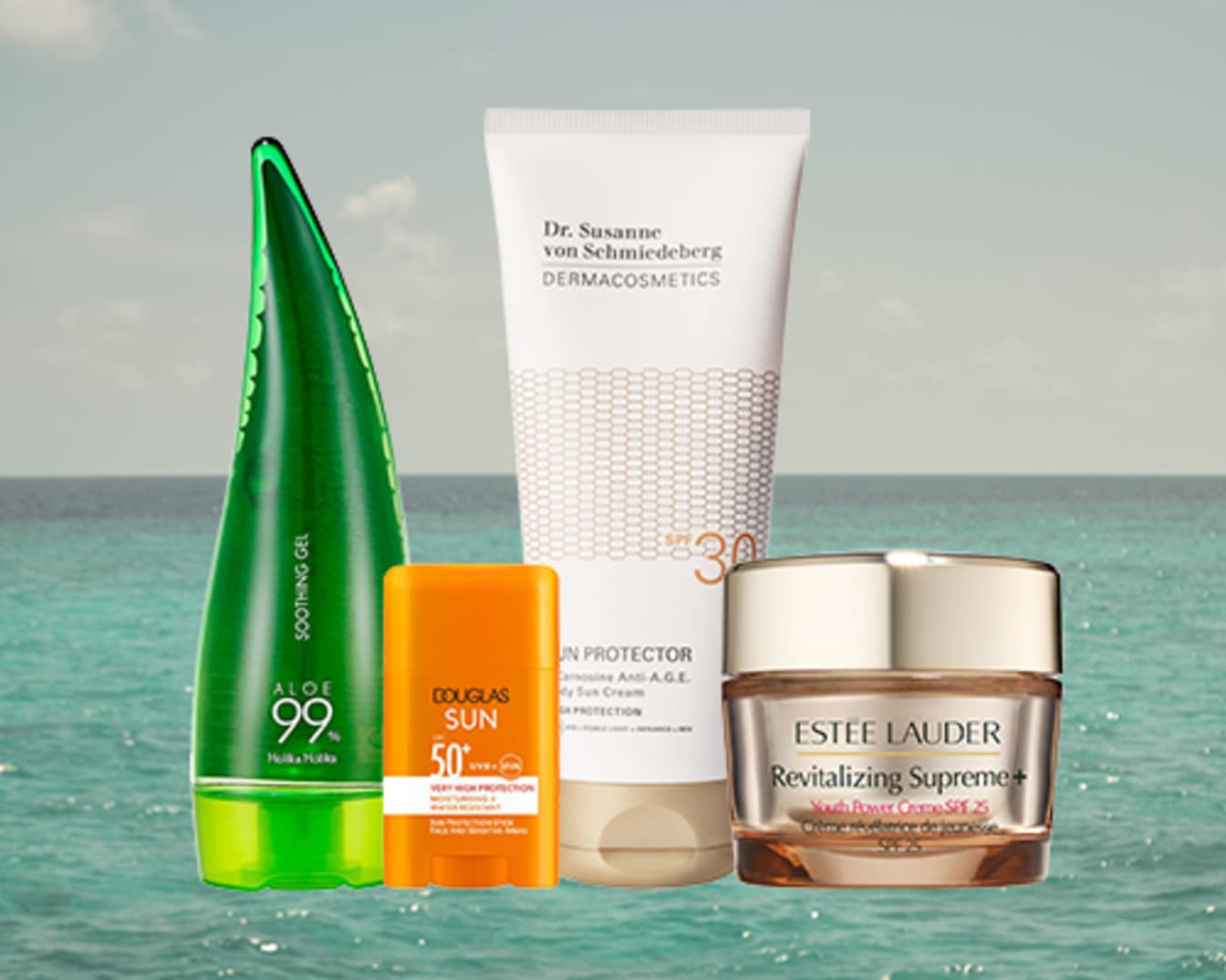 Smėlio spalvos pirkinių krepšyje matomi du oranžiniai Douglas Sun kremai nuo saulės su SPF 30 ir SPF 50, skirti aukštai apsaugai.