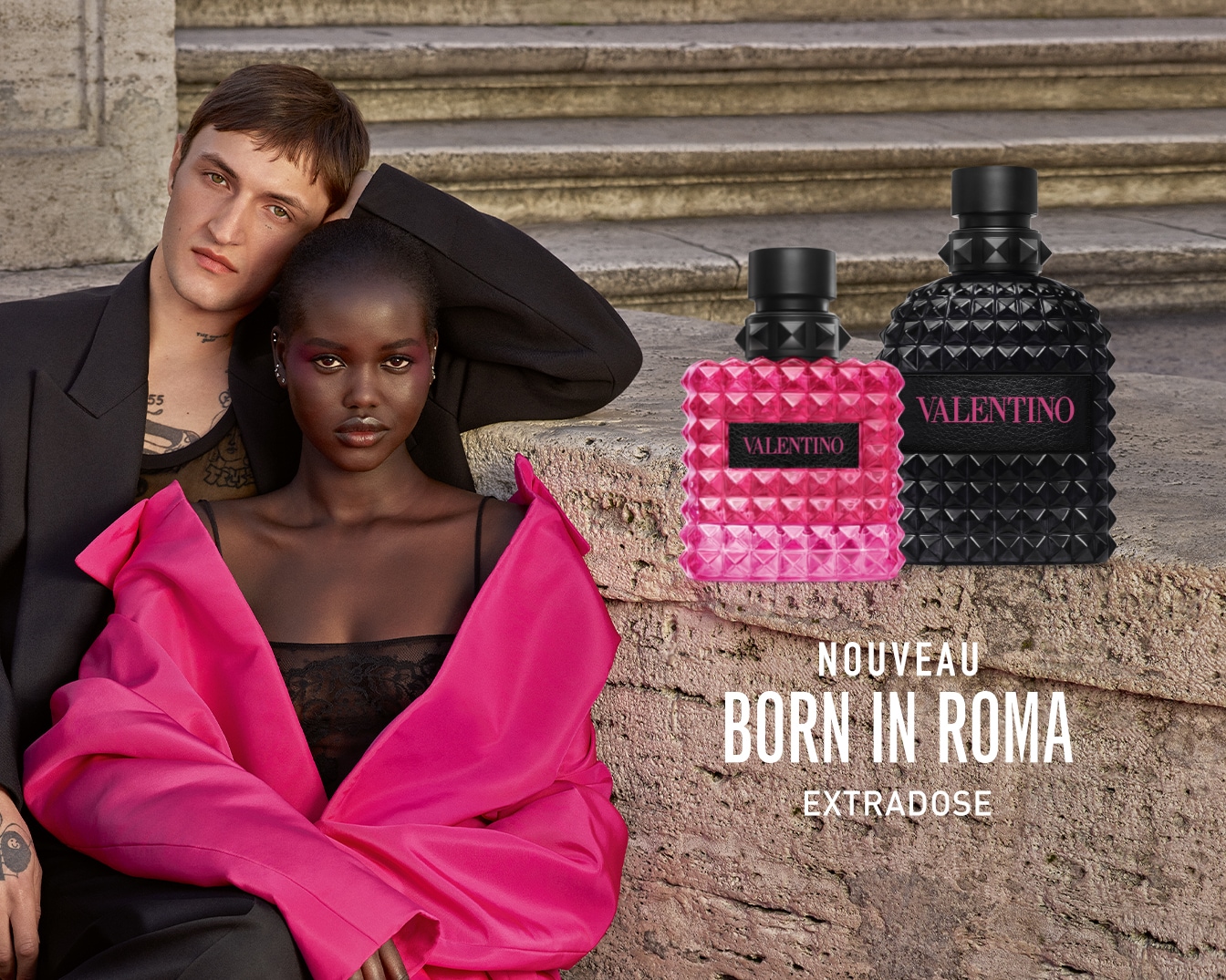 Découvrez le nouveau parfum Valentino Born in Roma Extradose, présenté dans un flacon rose vif et un flacon noir clouté, incarnant l'élégance audacieuse.