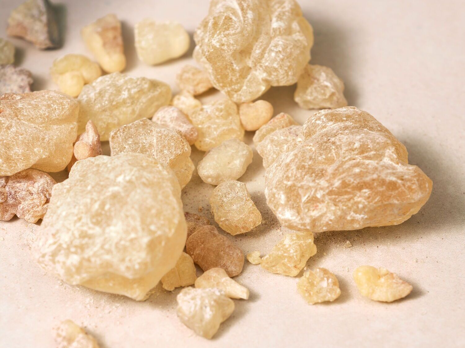 Štai aukso spalvos smilkalų derva, kuri skleidžia šiltą ir malonų aromatą.