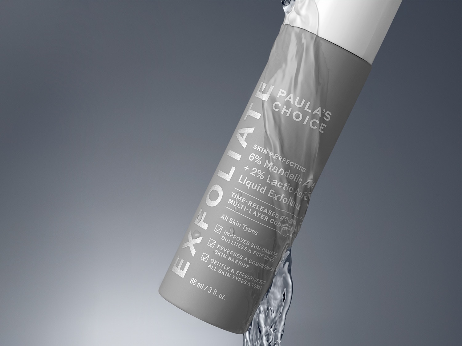 Die graue Flasche Paula's Choice Exfoliate enthält eine flüssige Rezeptur mit 6 % Mandelsäure und 2 % Milchsäure, die Sonnenschäden, Mattheit und feine Linien verbessert und die Hautbarriere stärkt.