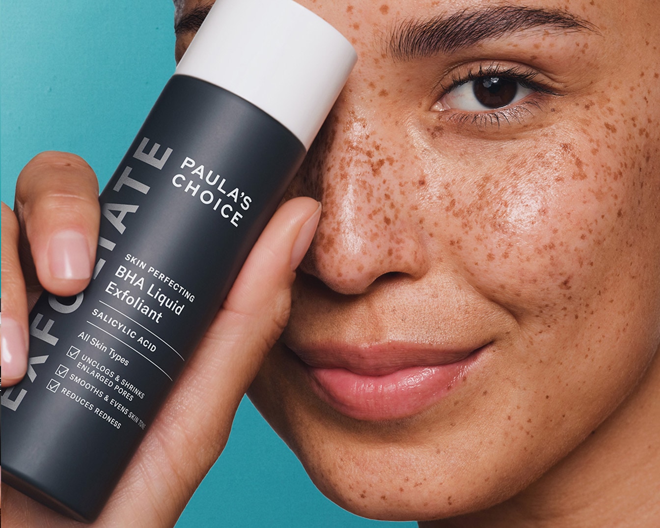 Paula's Choice 2% BHA Liquid Exfoliant in einer schwarz-weißen Flasche mit dem Hinweis auf Salicylsäure und die Vorteile für alle Hauttypen hält.