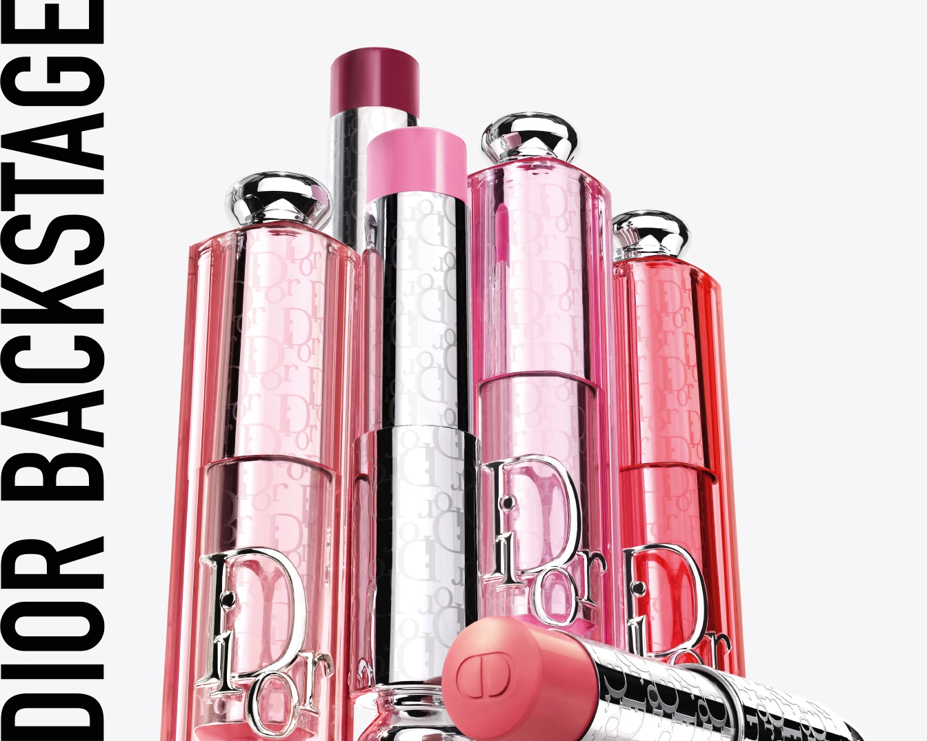 Découvrez les teintes vibrantes de Dior Backstage, des rouges à lèvres aux couleurs rosées et éclatantes, présentés dans des étuis élégants portant le logo emblématique de Dior.