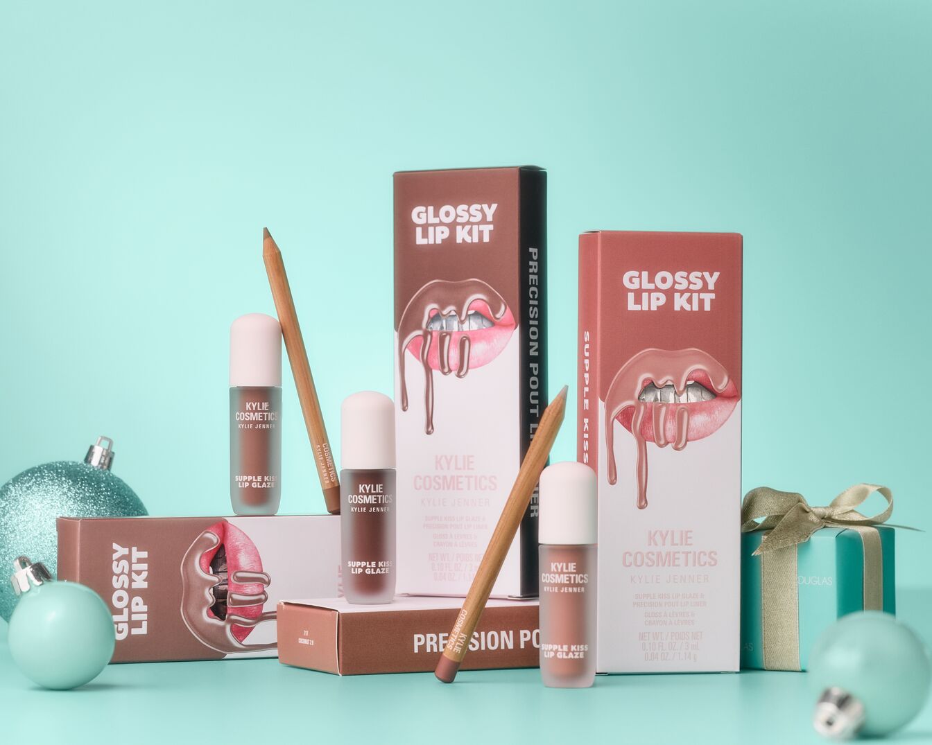 Kylie Cosmetics lūpų blizgesio rinkinys: šokolado ir rausvų atspalvių, įskaitant blizgį, pieštuką ir lūpų kontūrą tobuliems putlioms lūpoms.