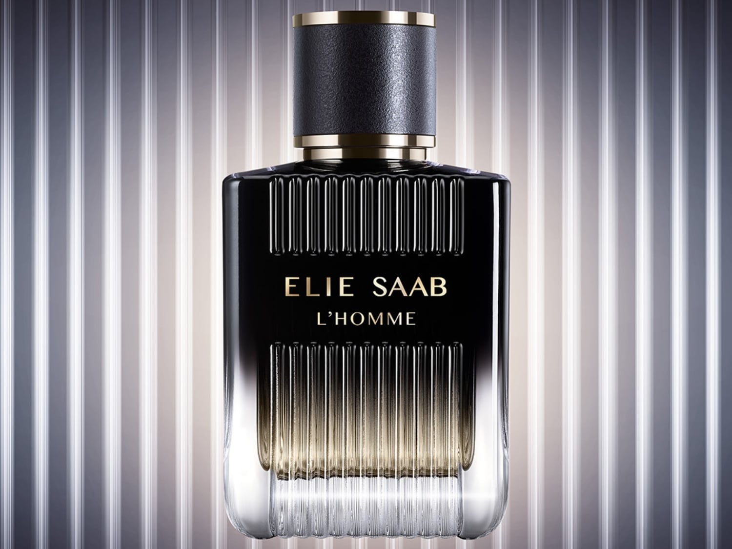 Elegancki flakon perfum Rochas Paris o kształcie sukni z pozłacanym gorsetem na tle czerwieni, otoczony białymi kwiatami i czerwonymi jagodami.