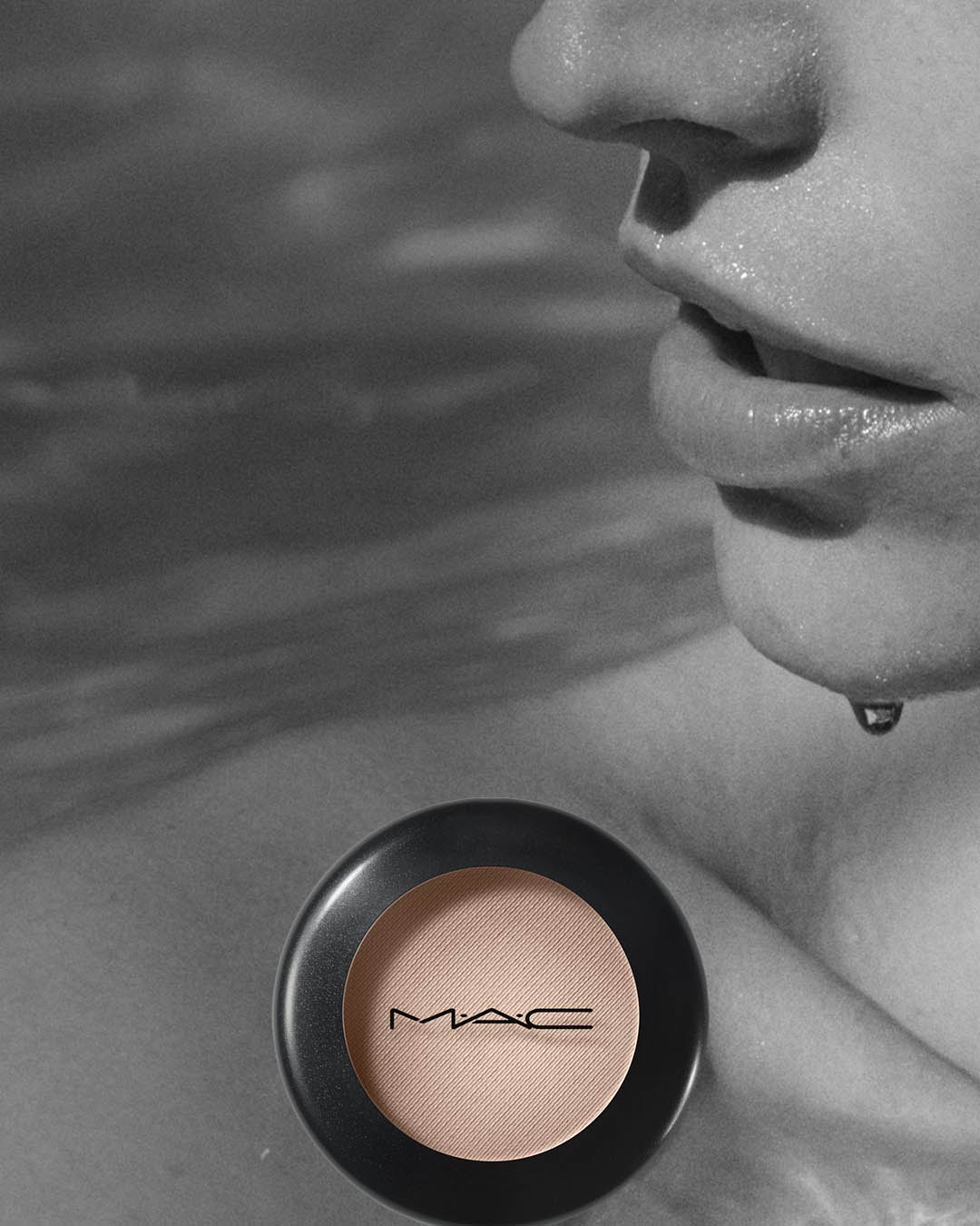 Kompaktowy puder MAC w czarnym opakowaniu z beżowym odcieniem, idealny do wykończenia makijażu i nadania skórze matowego wyglądu.