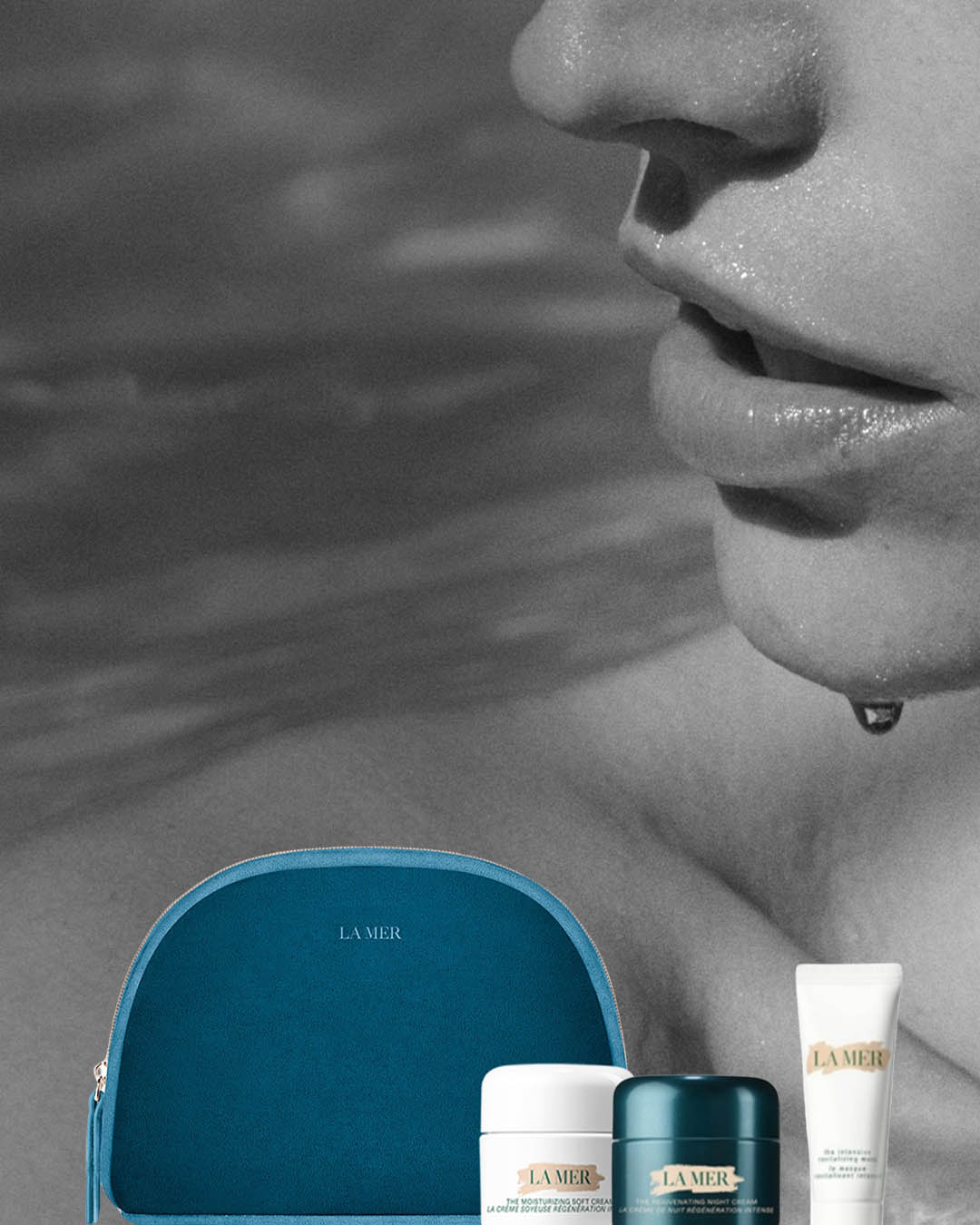 Na czarno-białym tle twarzy, w dolnej części widoczny jest zestaw kosmetyków La Mer w odcieniach błękitu i bieli, w tym kosmetyczka, kremy i tubka.