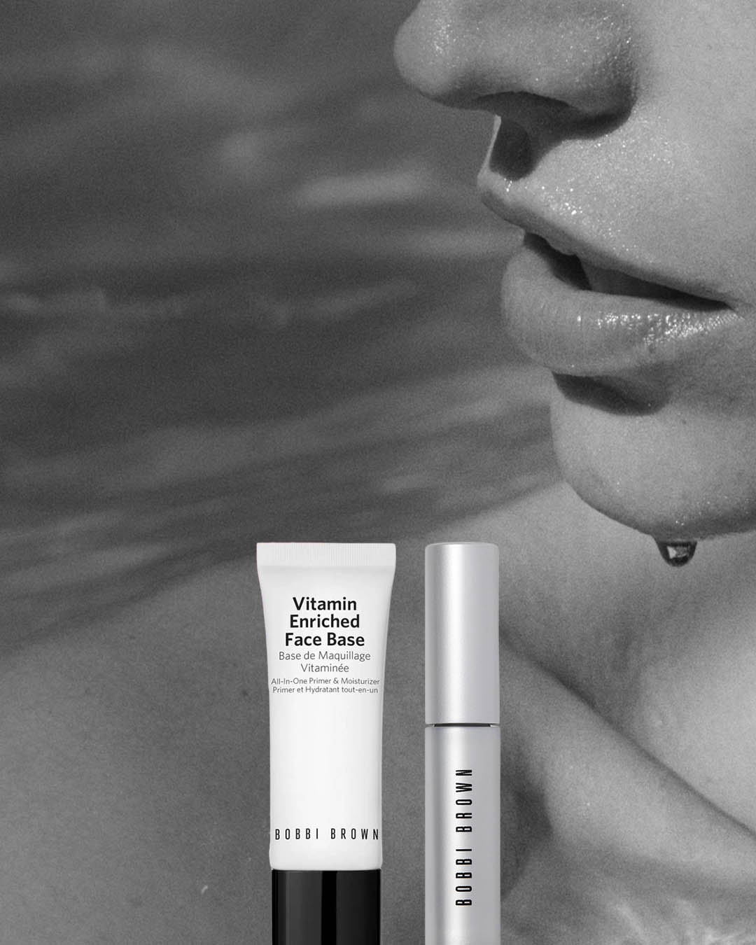 Zdjęcie przedstawia bazę pod makijaż Bobbi Brown Vitamin Enriched Face Base w białym opakowaniu obok srebrnej tubki, na rozmytym tle twarzy.