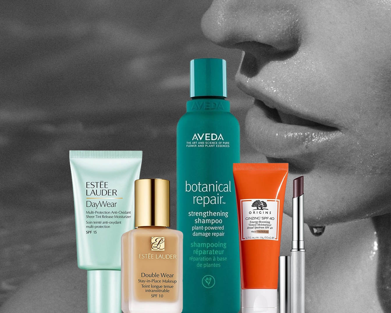 Na pierwszym planie kosmetyki do makijażu i pielęgnacji: podkład Estee Lauder Double Wear SPF 10, tusz do rzęs Sumptuous Extreme, krem do loków Aveda Be Curly, krem Origins Ginzing SPF 40 i krem Clinique Moisture Surge.