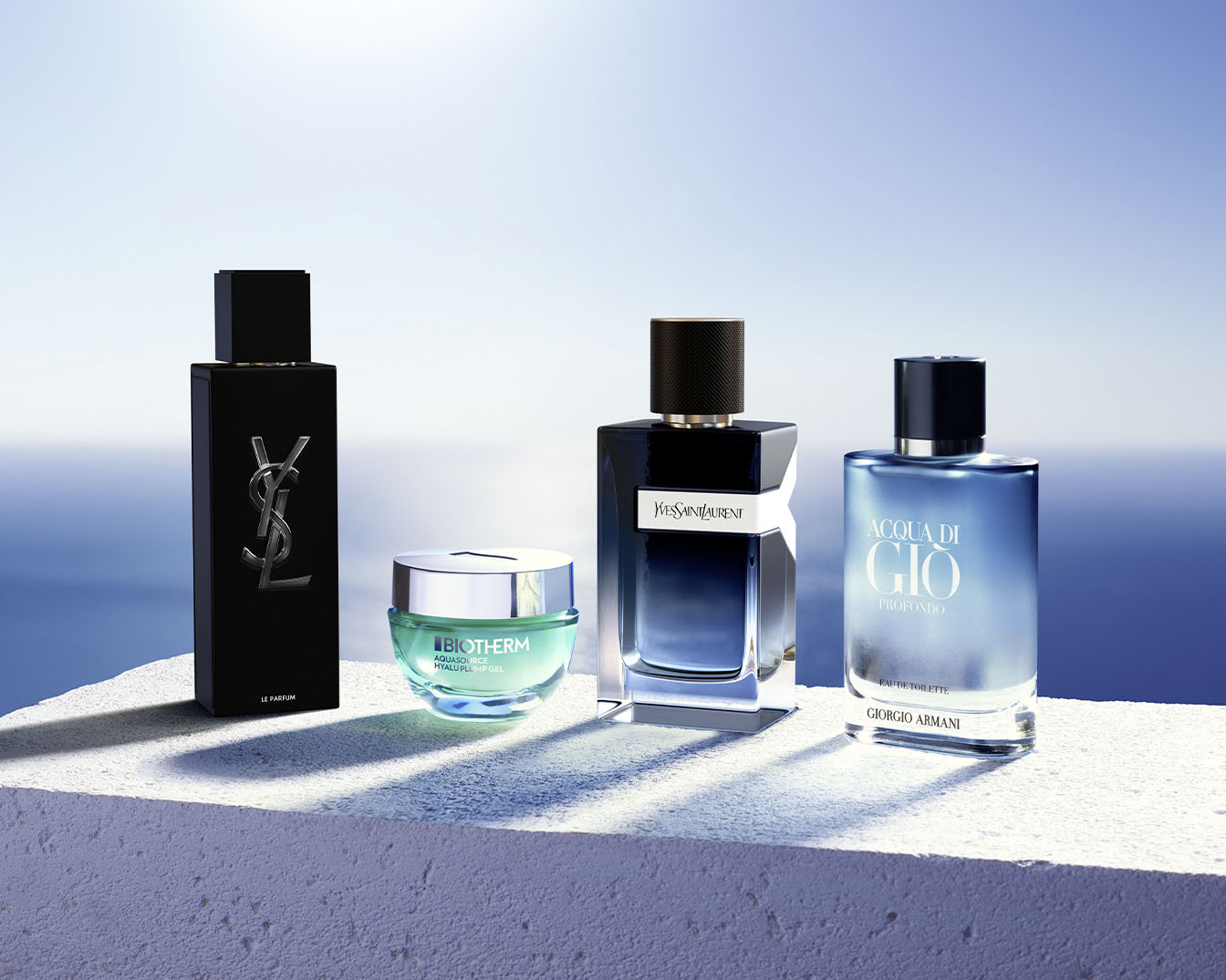 Eine Auswahl an Herrenparfums und Hautpflegeprodukten, darunter YSL Le Parfum in einem schwarzen Flakon, Biotherm Aquasource Hyalu Plump Gel in einem türkisfarbenen Tiegel und Acqua di Giò Profondo in einem blau getönten Flakon.