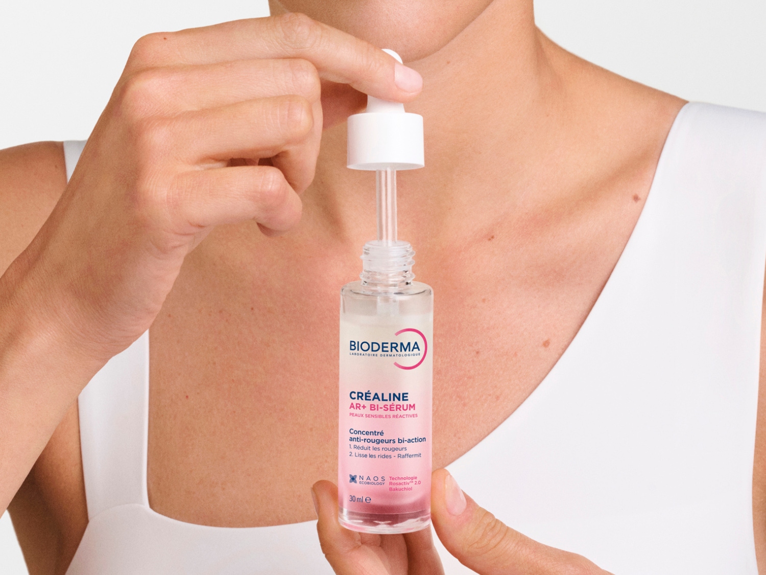Découvrez le Crèaline AR+ Bi-Sérum de BIODERMA, un concentré bi-action anti-rougeurs qui réduit les rougeurs et lisse les rides, présenté dans un flacon transparent de 30ml avec pipette.