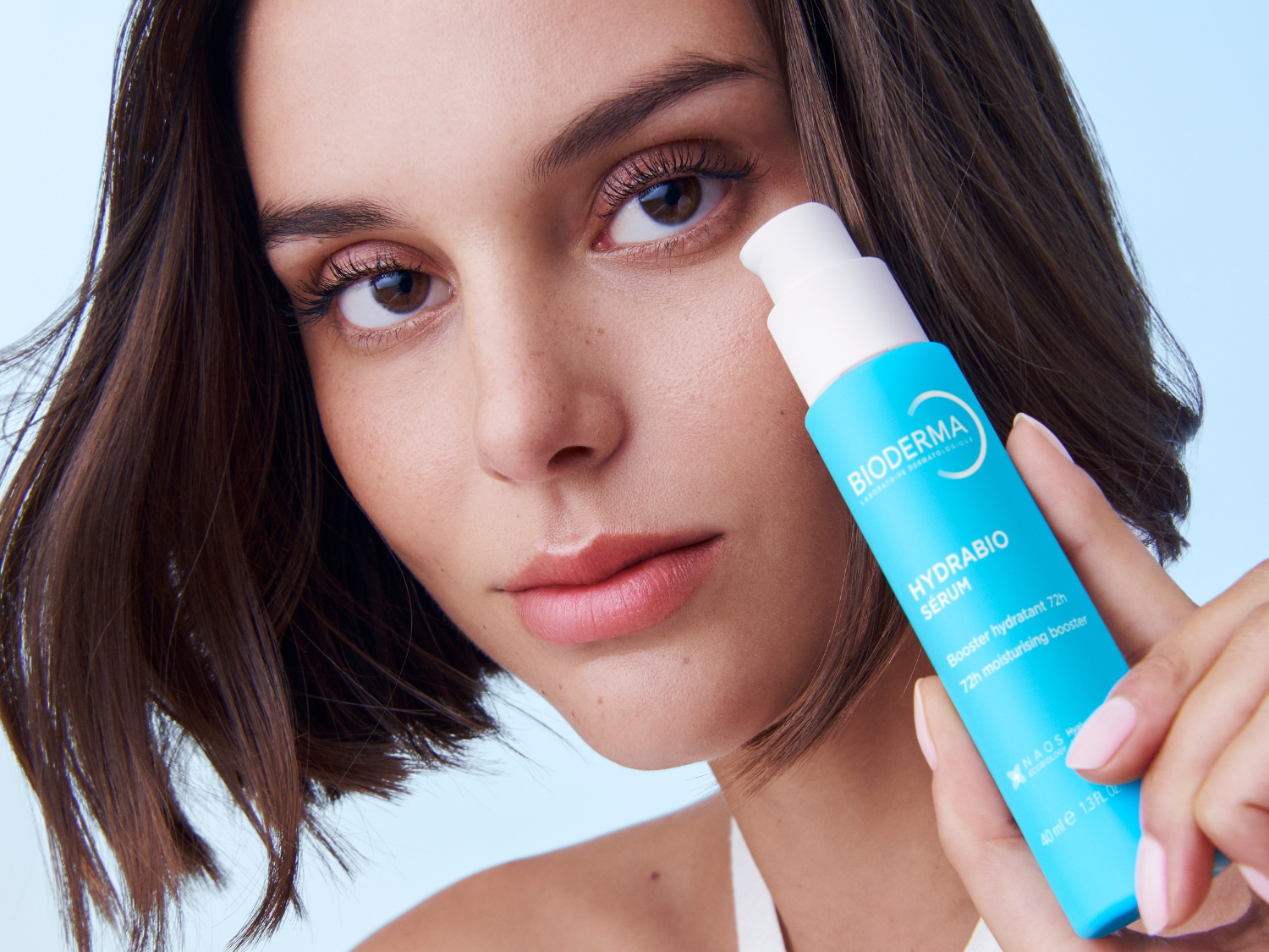Découvrez le Sérum Hydrabio de Bioderma, un booster hydratant 72h présenté dans un flacon bleu et blanc de 40ml, pour une peau éclatante et hydratée.