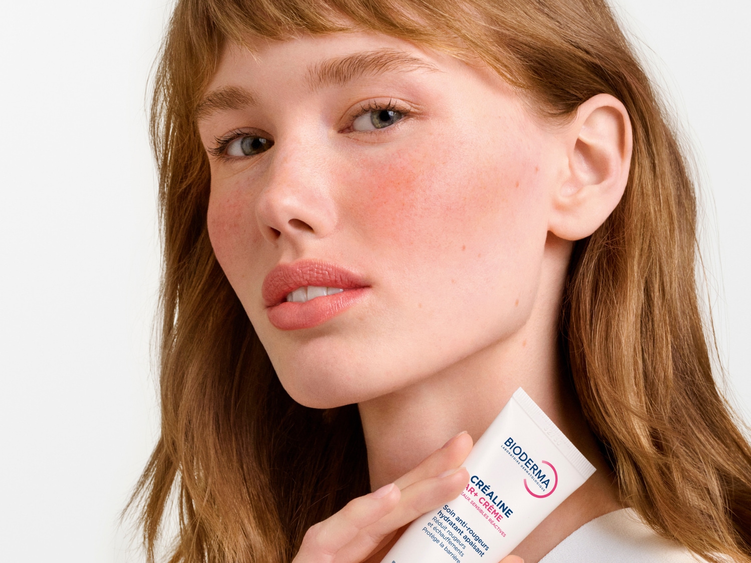 Découvrez Créaline AR+ Crème de BIODERMA, un soin hydratant apaisant qui réduit les rougeurs et protège la barrière cutanée pour les peaux sensibles et réactives.