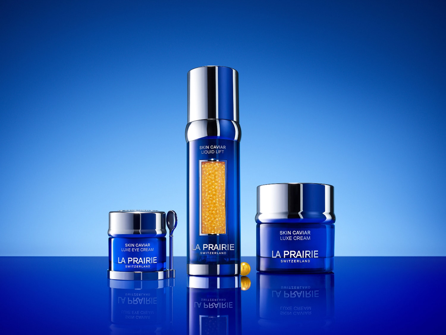 Découvrez le luxe avec La Prairie : Crème contour des yeux Skin Caviar, sérum liftant Skin Caviar Liquid Lift et crème Skin Caviar, présentés dans des emballages bleus élégants.