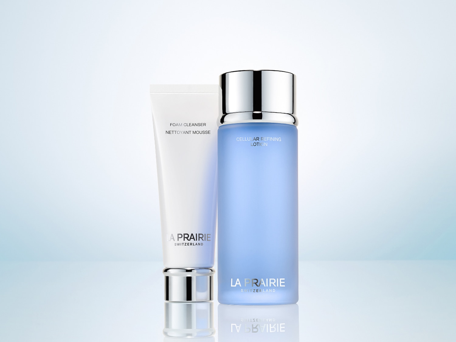 Voici le nettoyant mousse et la lotion cellulaire La Prairie dans leurs emballages blanc et bleu.