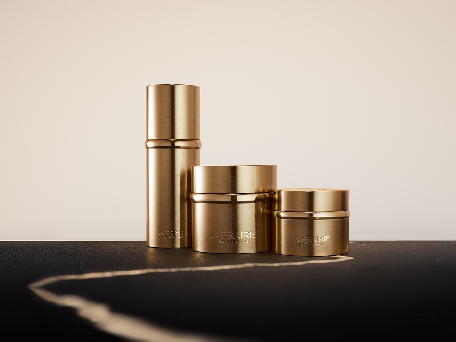 Découvrez le luxe avec cet ensemble La Prairie, présenté dans des emballages dorés élégants, promettant une expérience de soin de la peau inégalée.