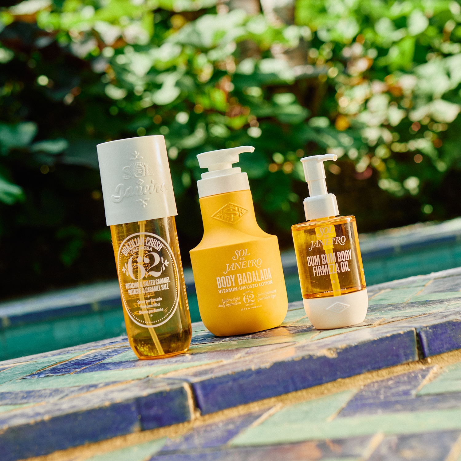 Découvrez le parfum enivrant de pistache et de caramel salé avec le Brazilian Crush, et hydratez votre peau avec la lotion pour le corps Body Badalada et l'huile raffermissante Bum Bum Body de Sol de Janeiro.