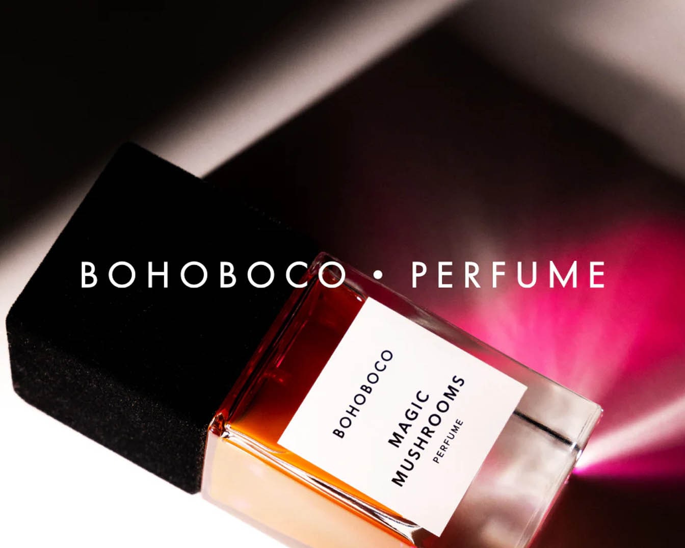 BOHOBOCO Perfumy Magic Mushrooms w przezroczystej butelce z czarną nakrętką, etykieta z nazwą na białym tle.