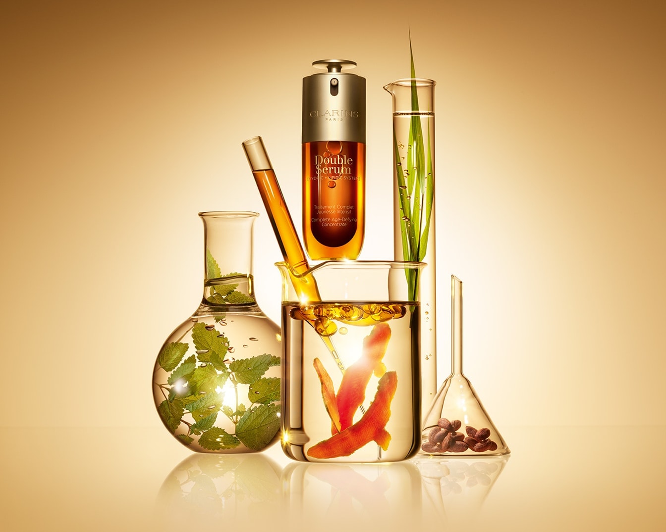 A Clarins Double Serum arany színű üvegben, laboratóriumi üvegekkel körülvéve, amelyekben növények és folyadékok találhatók, a "Double Serum" felirattal.