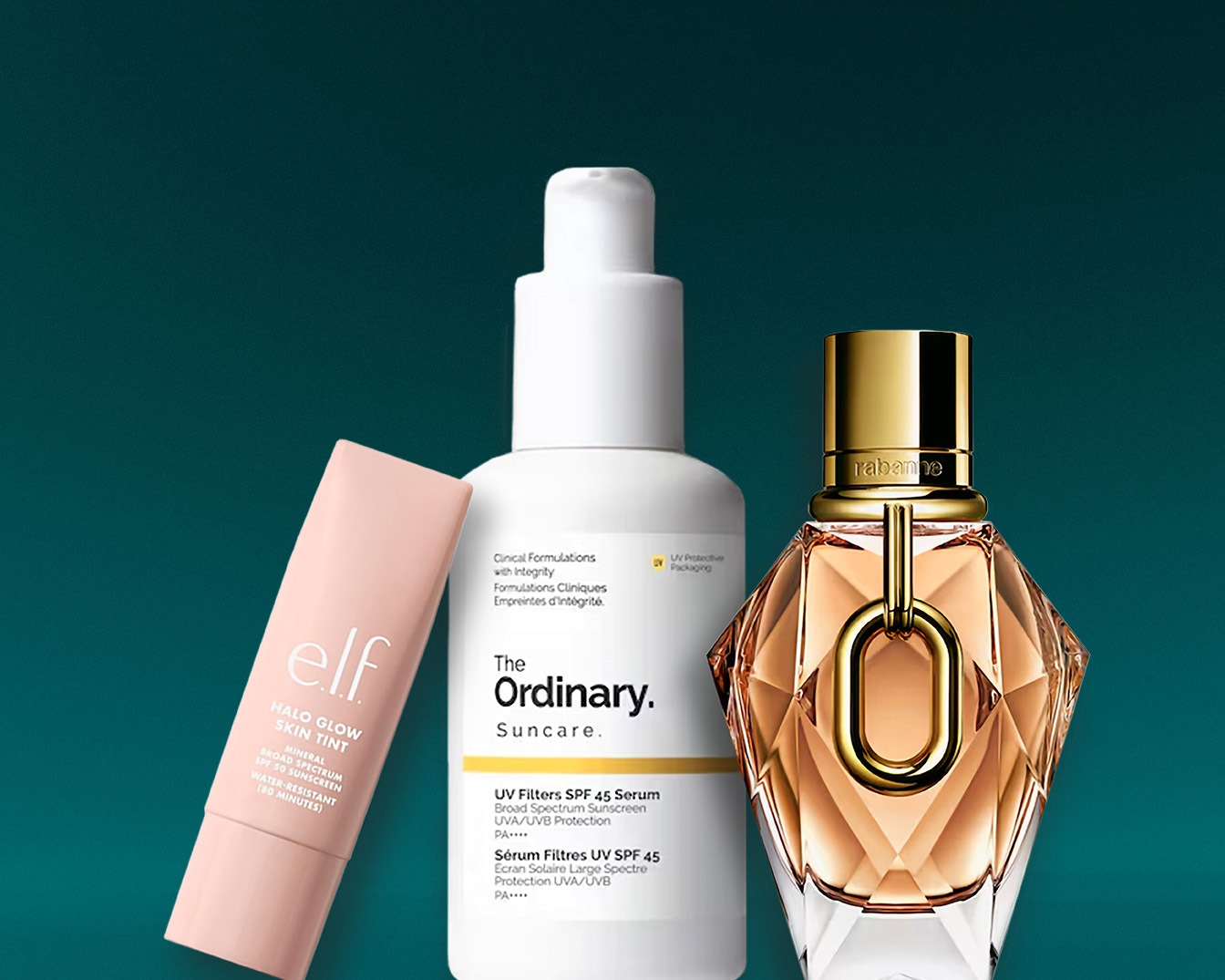 In primo piano, tre prodotti di bellezza: un Halo Glow Skin Tint di e.l.f. color pesca, un siero solare The Ordinary in flacone bianco e un profumo Rabanne con tappo dorato.