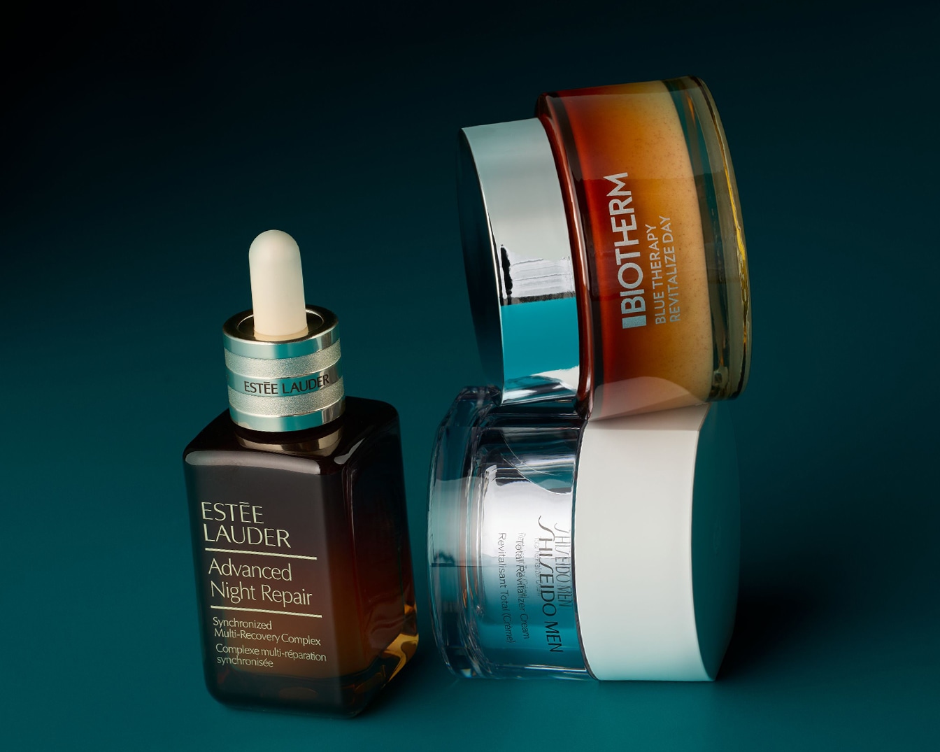 Šiame paveikslėlyje matome „Estée Lauder Advanced Night Repair“ serumą, „Biotherm Blue Therapy Revitalize Day“ kremą ir „Shiseido Men Total Revitalizer Cream“ kremą.