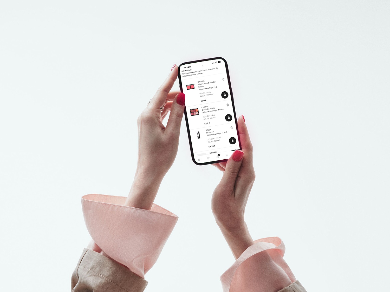 Une femme tient un smartphone affichant une liste de produits de beauté Catrice et Sisley, avec des prix allant de 5,90 € à 59,50 €.