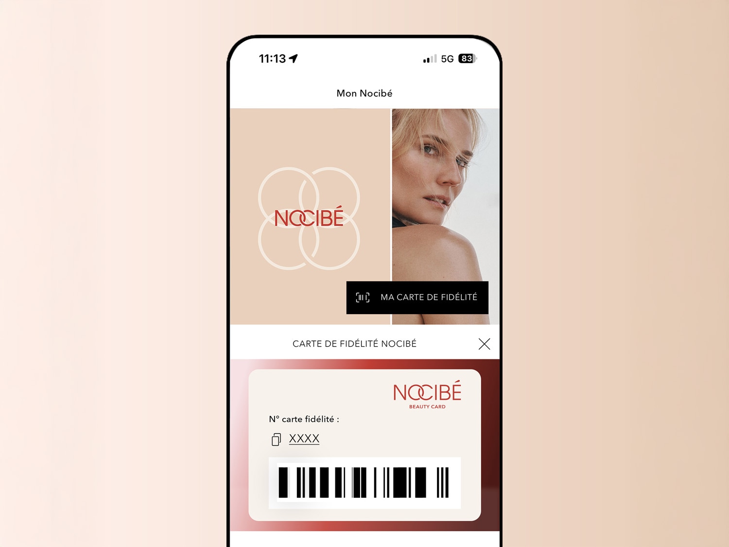 Un smartphone affiche l'application Nocibé, présentant une carte de fidélité numérique avec le logo Nocibé et un code-barres, ainsi qu'une image d'une femme.