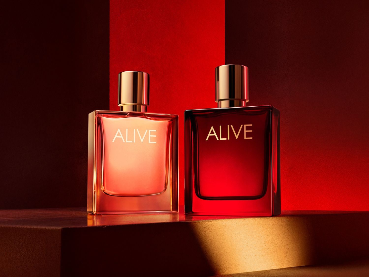 A BOSS Bottled Absolu parfümös üveg fényes fekete színben, arany kupakkal és alappal, elegáns megjelenést kölcsönözve.