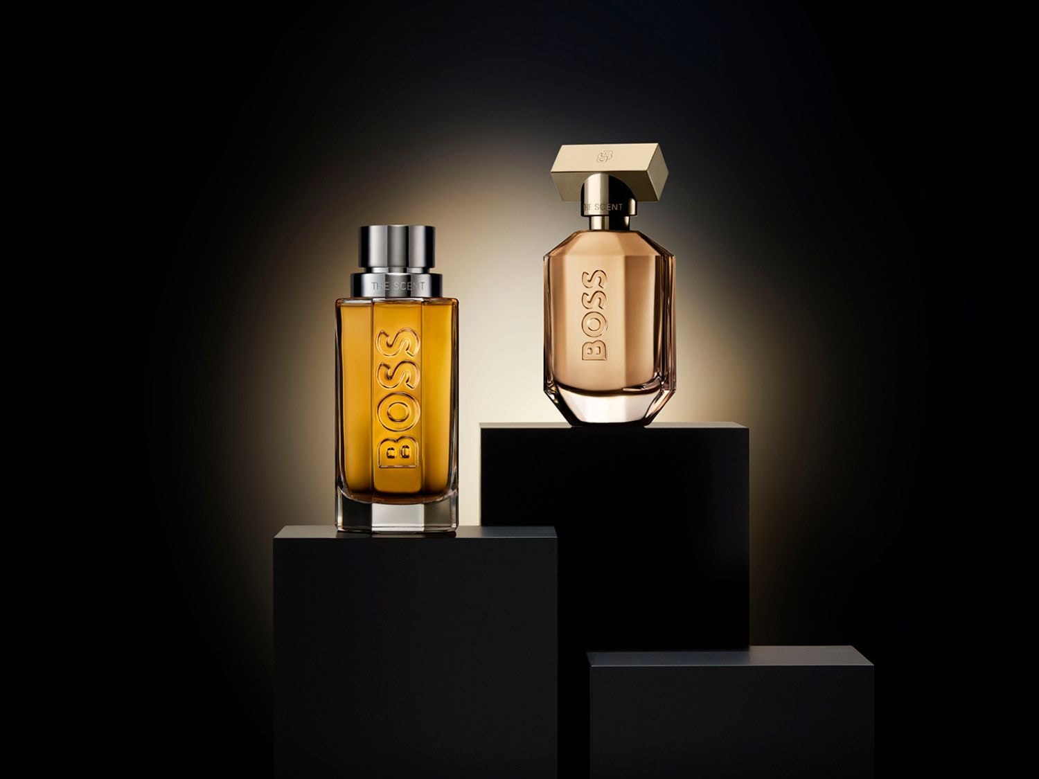 A BOSS The Scent parfüm üvegben, aranyszínű folyadékkal, elegáns és kifinomult megjelenést kölcsönöz.