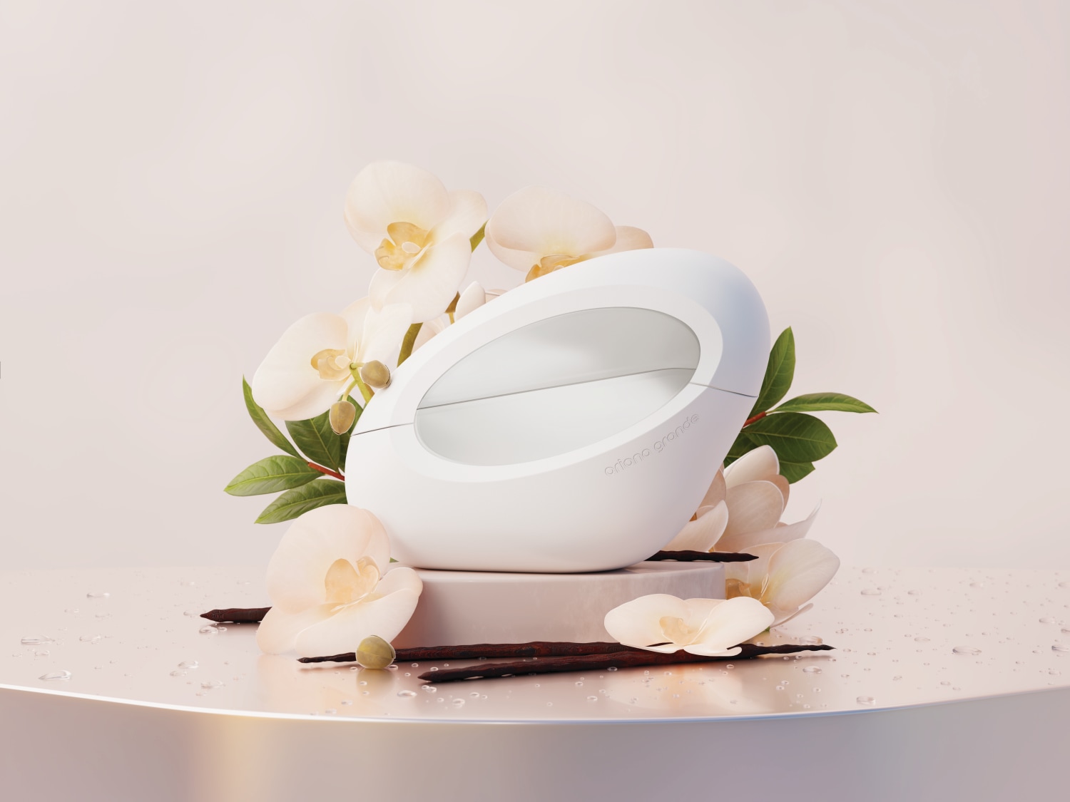 Biały flakon perfum Ariana Grande otoczony białymi kwiatami orchidei i laskami wanilii, stojący na błyszczącej powierzchni.