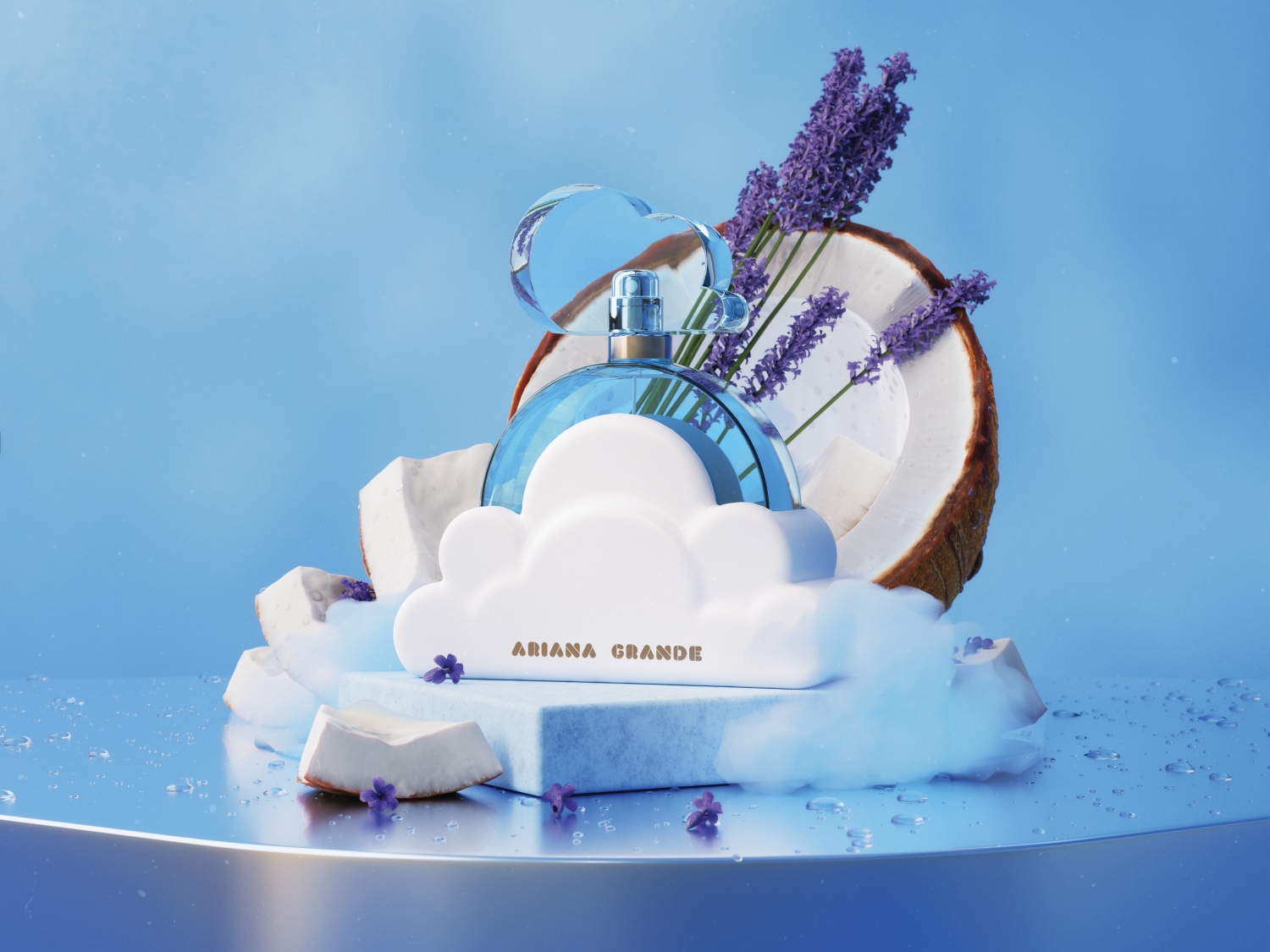 Błękitny flakon perfum Ariana Grande Cloud stoi na białej podstawce w kształcie chmury, otoczony kokosem i lawendą, tworząc świeżą i eteryczną kompozycję.