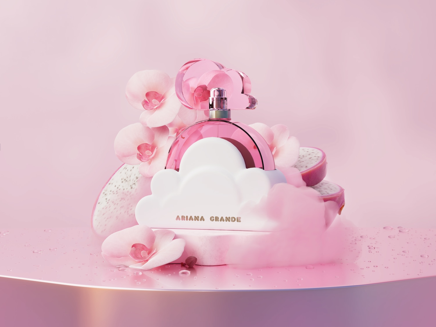 Różowy flakon perfum Ariana Grande Cloud otoczony kwiatami orchidei i kawałkami pitai na tle w odcieniach różu.