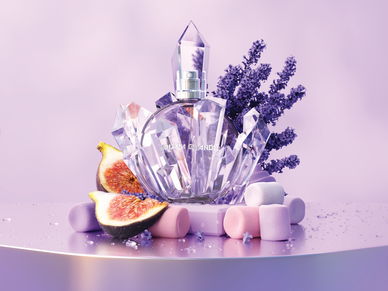 Kryształowy flakon perfum Ariana Grande otoczony figami, lawendą i piankami na liliowym tle.