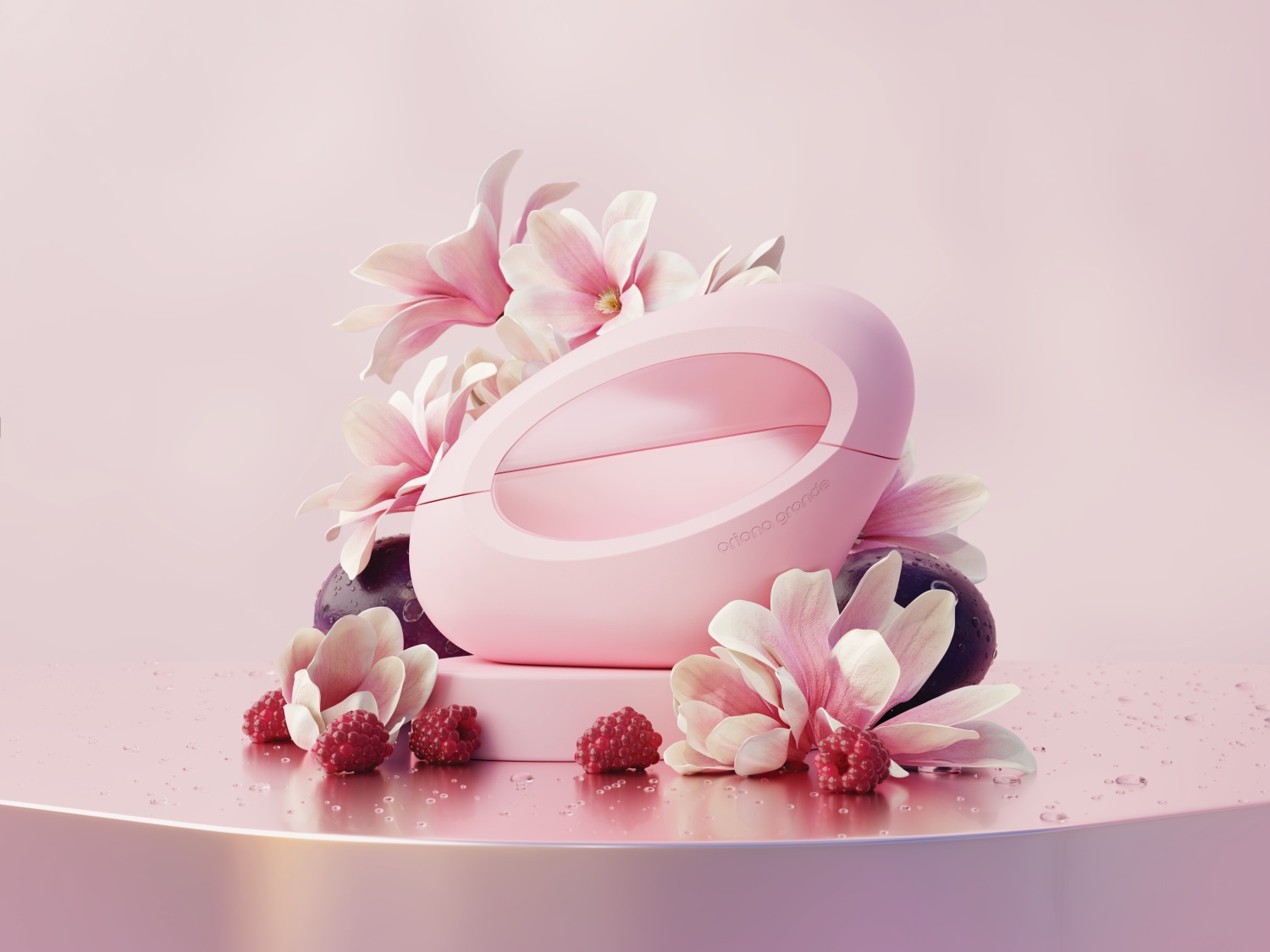 Różowy flakon perfum Ariana Grande otoczony kwiatami magnolii, malinami i śliwkami na błyszczącym tle.