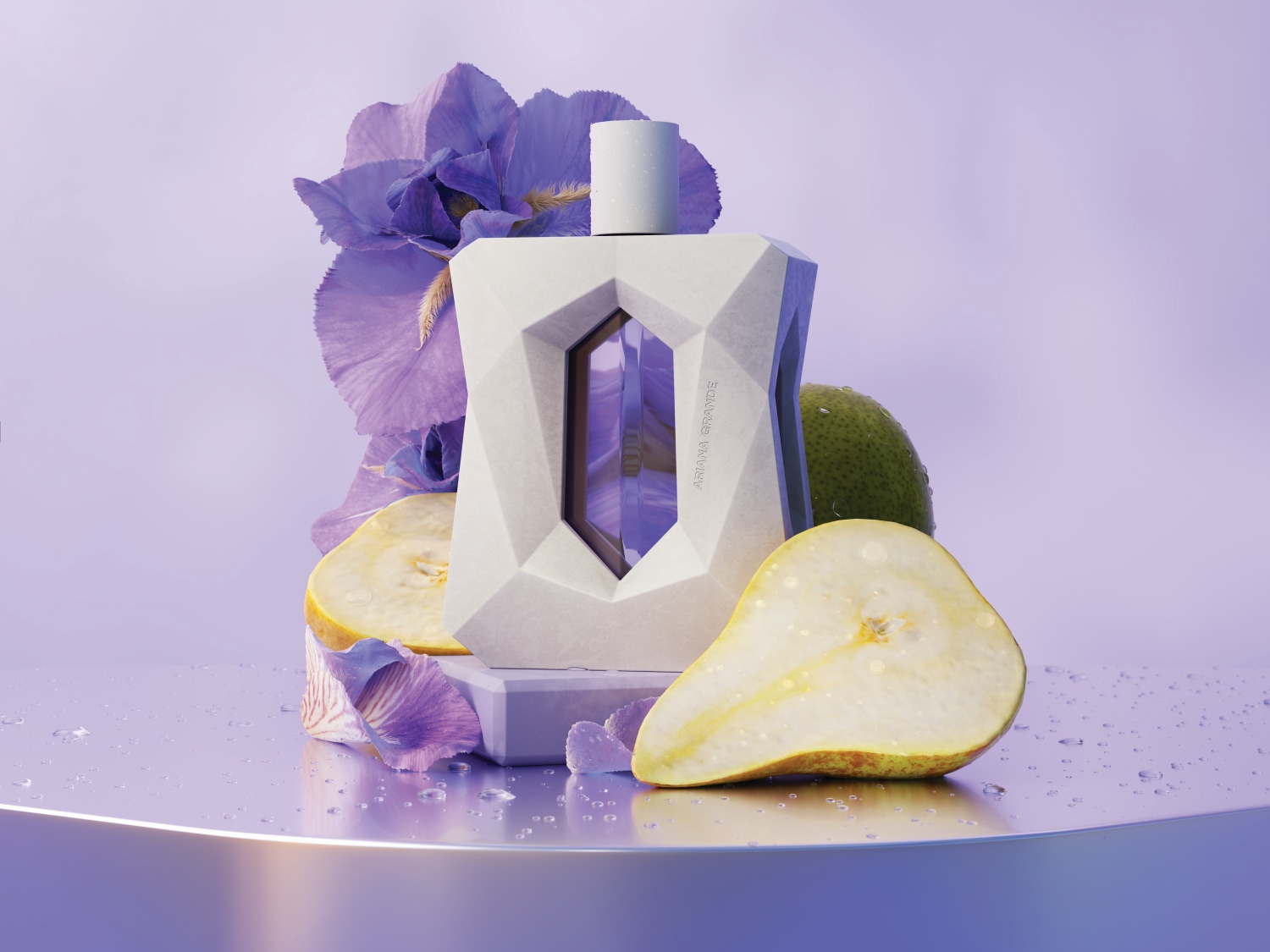 Biały flakon perfum Ariana Grande otoczony fioletowymi kwiatami i połówkami gruszek na lśniącej powierzchni, tworząc świeżą i elegancką kompozycję.