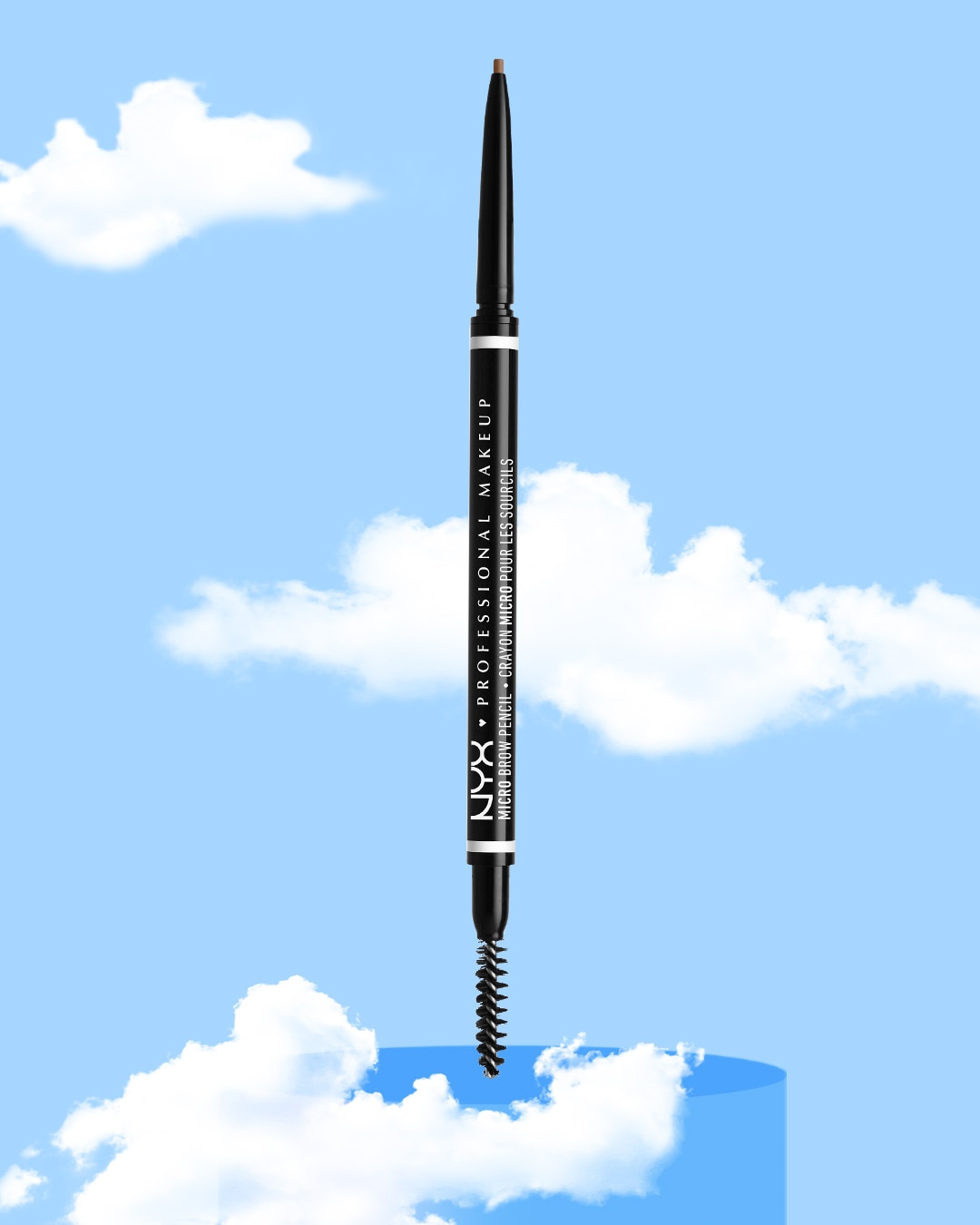 Le crayon à sourcils NYX Professional Makeup Micro Brow Pencil, avec son corps noir et sa brosse à une extrémité, promet une application précise pour des sourcils parfaitement définis.