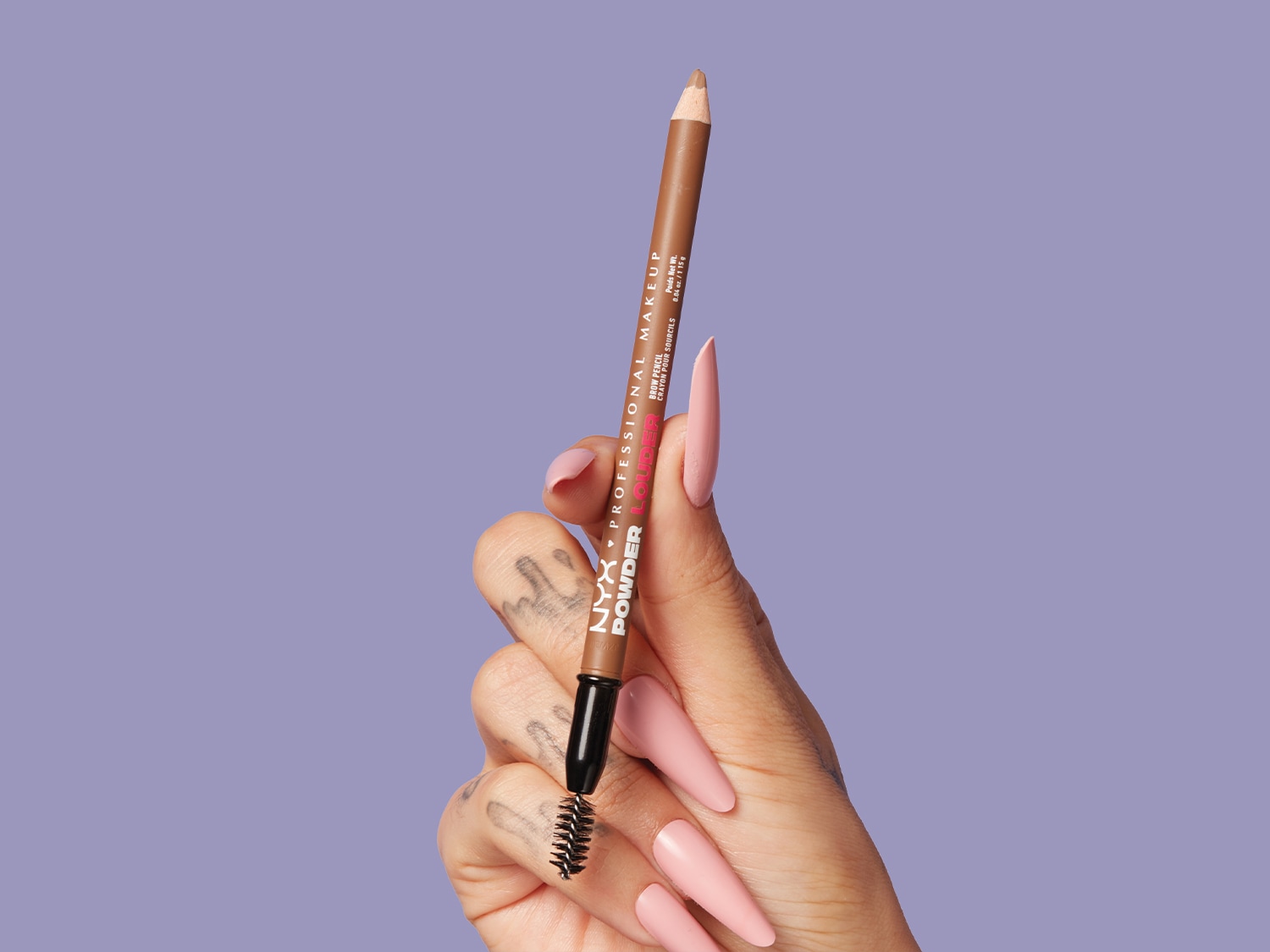 Ce crayon à sourcils NYX Professional Makeup Powder Brow Pencil brun est tenu par une main aux longs ongles roses.
