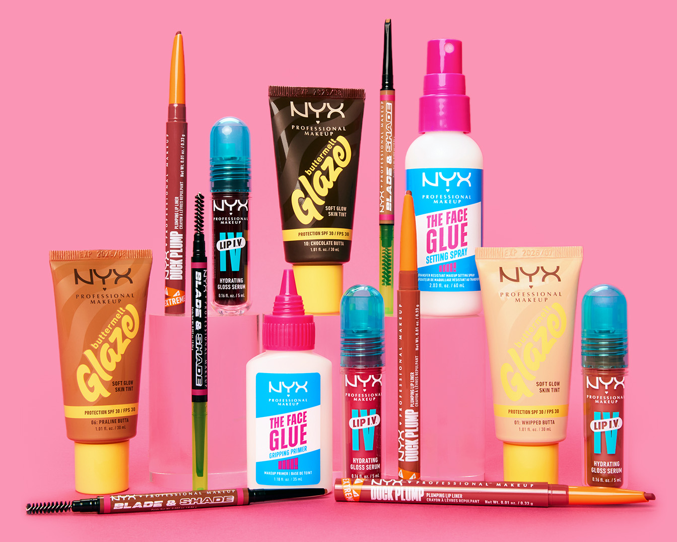 Découvrez une gamme de produits NYX : Glaze Soft Glow Skin Tint, Duck Plump Lip Liner, Blade & Shade et The Face Glue, présentés sur un fond rose.