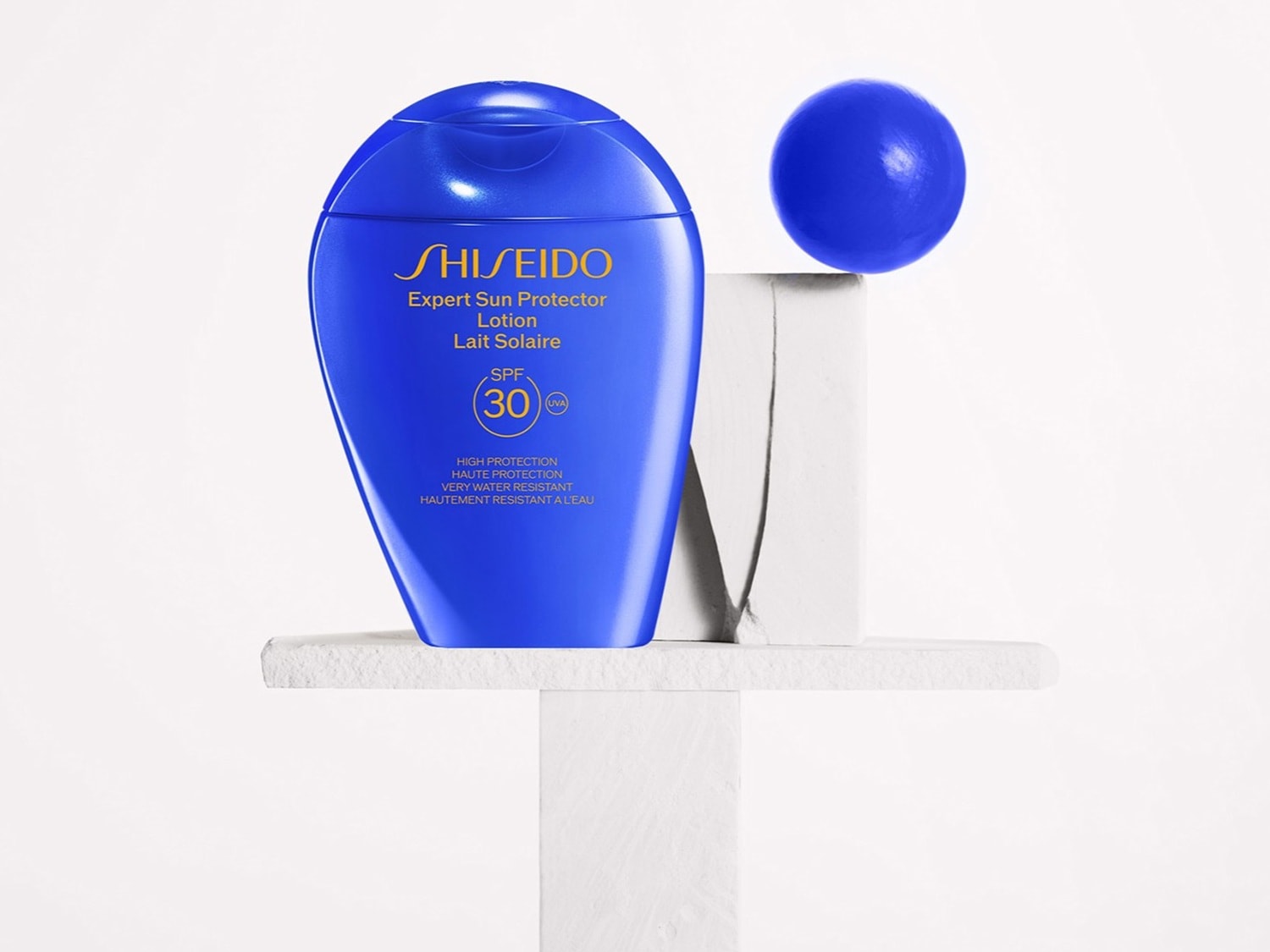 Niebieska butelka Shiseido Expert Sun Protector Lotion SPF 30 na białym tle, zapewniająca wysoką ochronę i wodoodporność.
