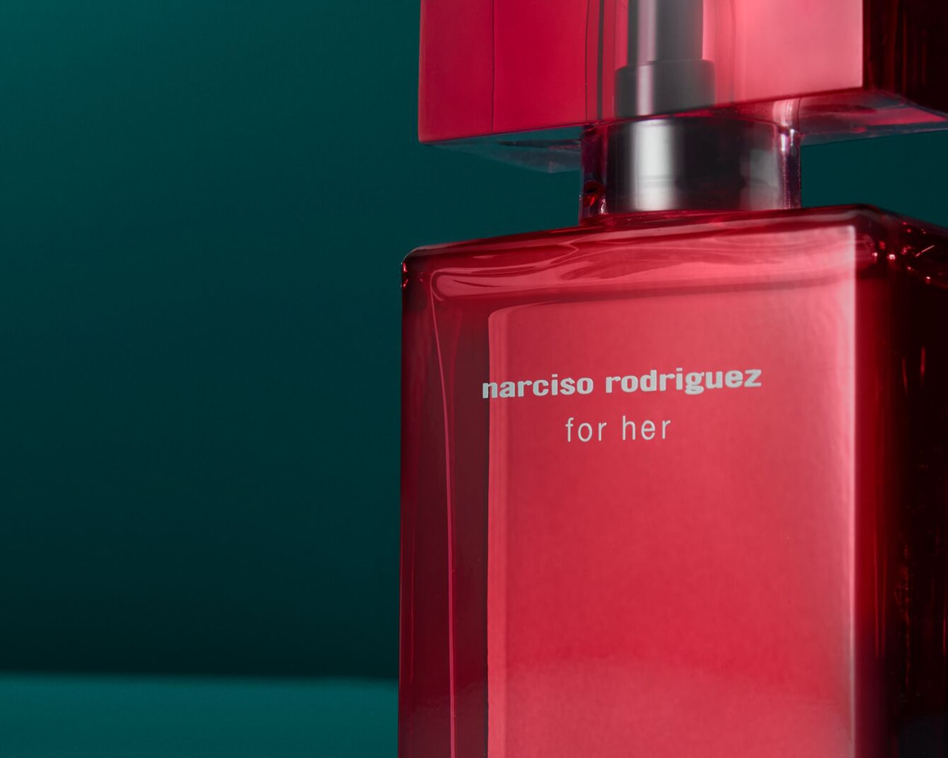Découvrez le parfum Narciso Rodriguez For Her, présenté dans un flacon rouge rubis élégant et moderne, promesse d'une fragrance inoubliable.